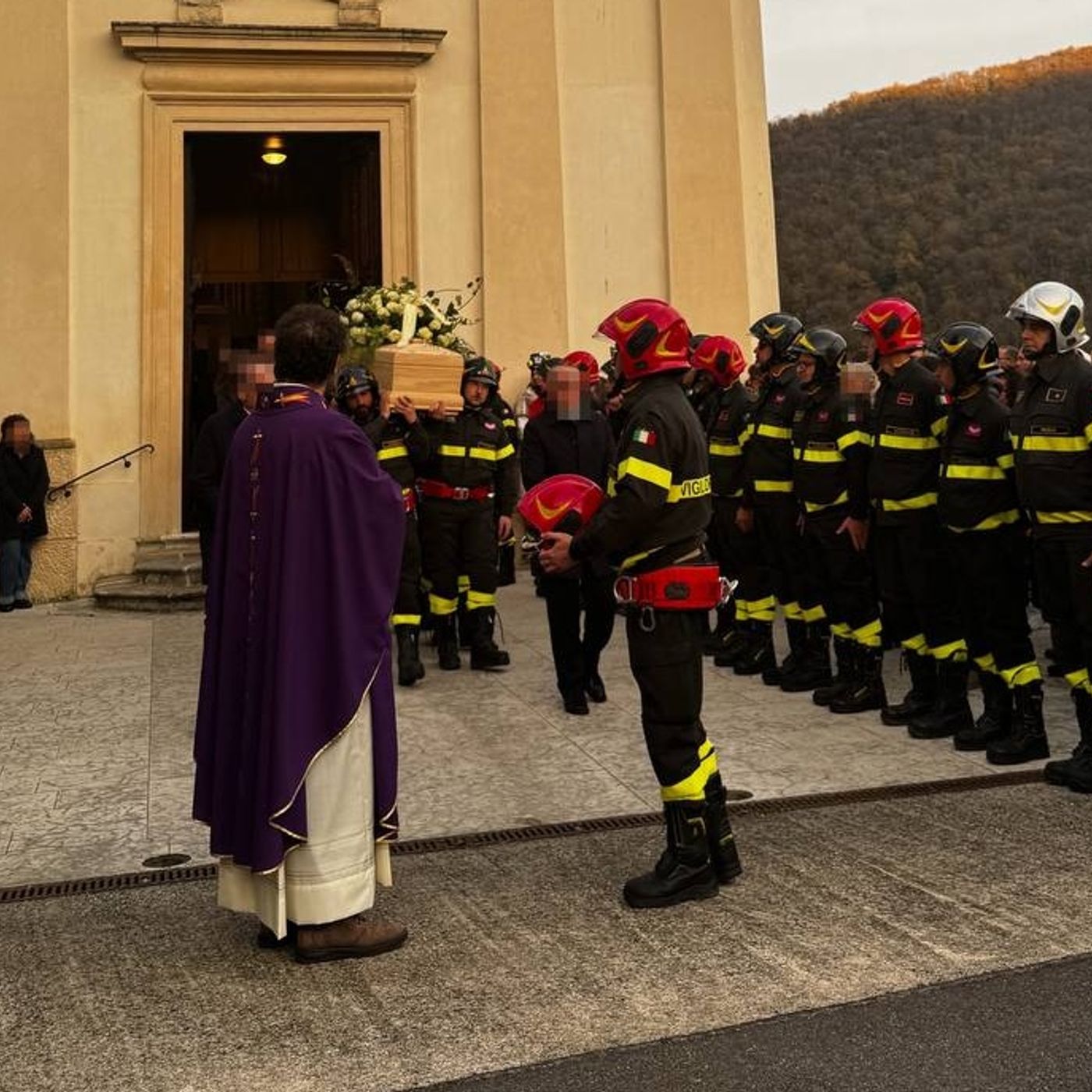 Le sirene dei “suoi” vigili del fuoco per l’addio a Luca Casarotto, capo della sede di Arzignano – VIDEO