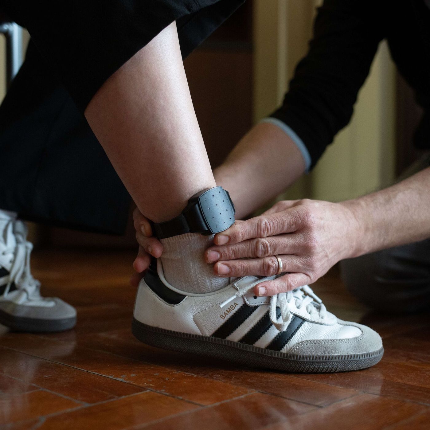 A Contracorriente. Indignación de abogados, feministas y policía por el escándalo de las pulseras antimaltrato