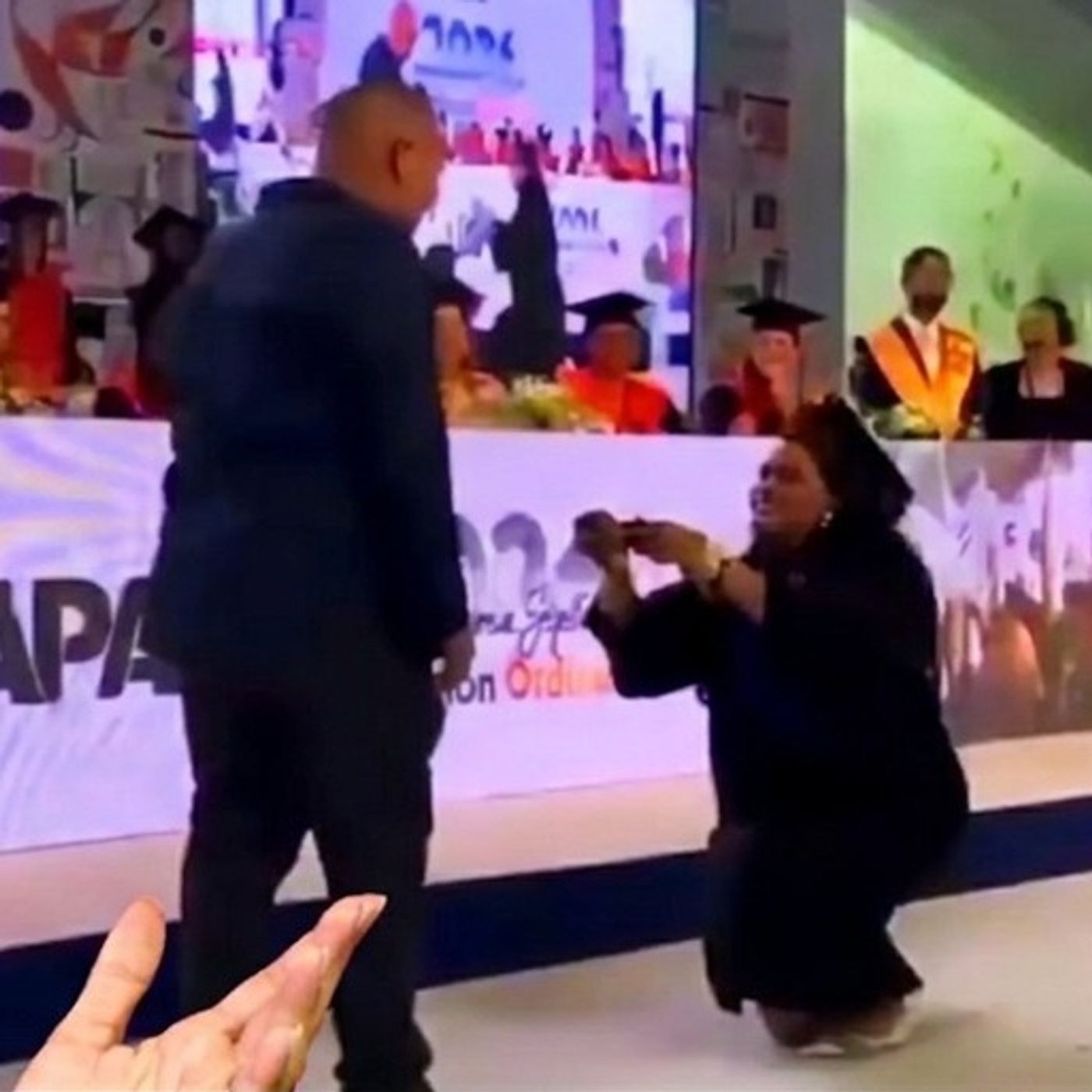 MUJER LE PIDE  MATRIMONIO DE RODILLAS ¦ 🔥 ¡SE VOLVIÓ VIRAL!  🧎‍♀️A UN HOMBRE EN PLENA GRADUACIÓN 🎓💍  ) episode artwork