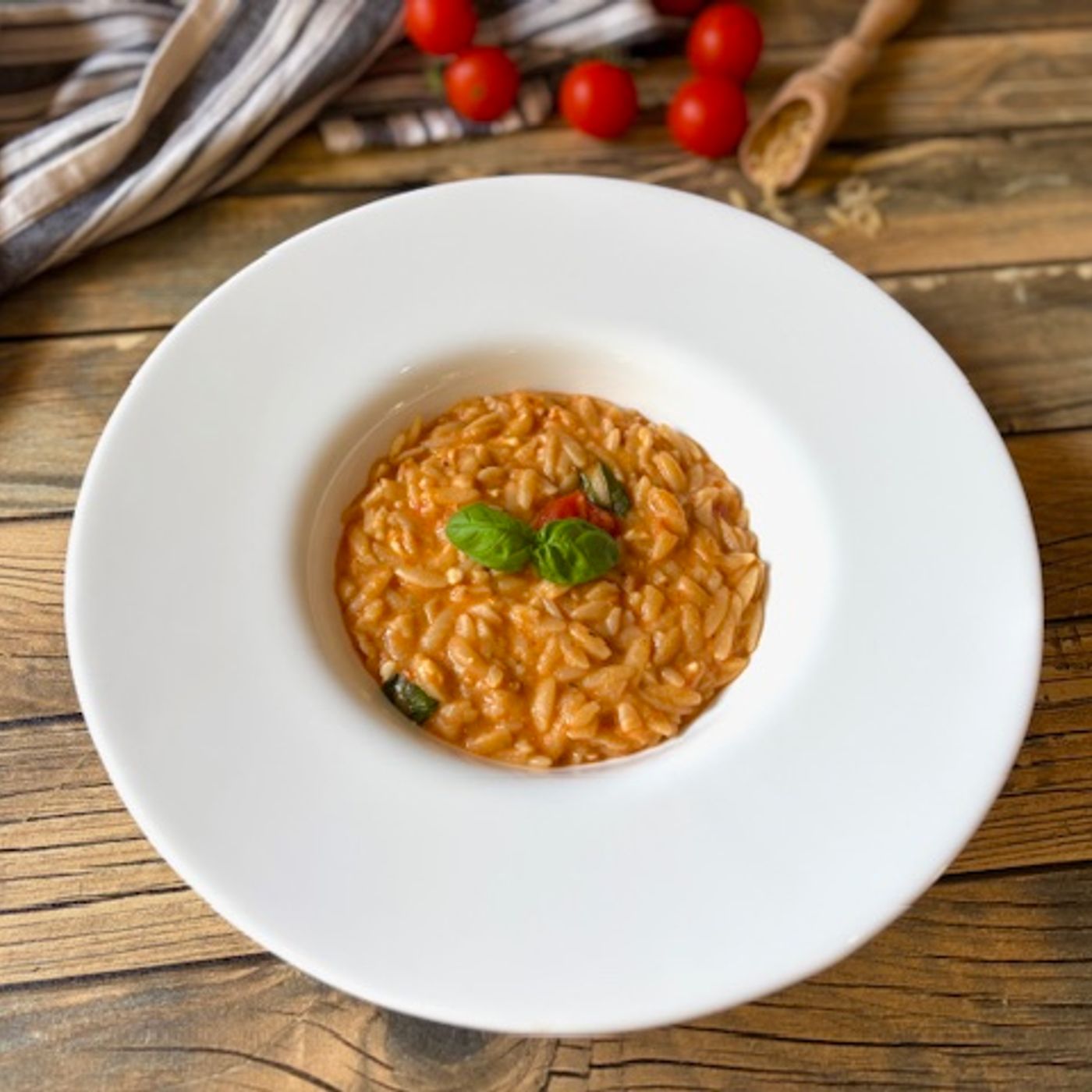 Risoni Cremosi con Pomodoro e Stracciatella: La Ricetta Chic in 15 Minuti episode artwork