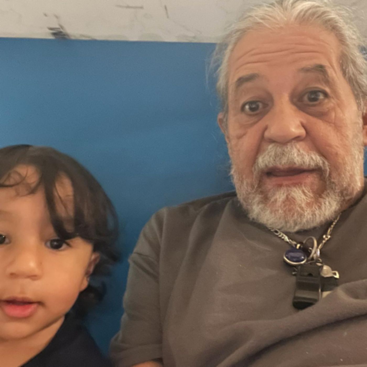 El héroe de guerra y su nieto