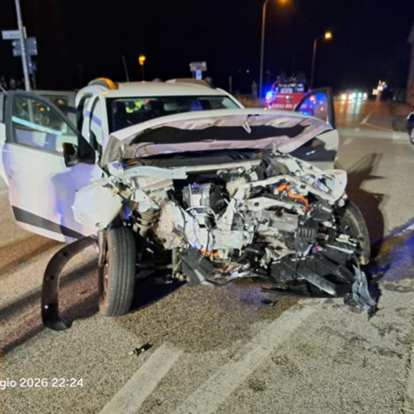 Incidente fra tre auto: quattro feriti, traffico bloccato sulla provinciale episode artwork