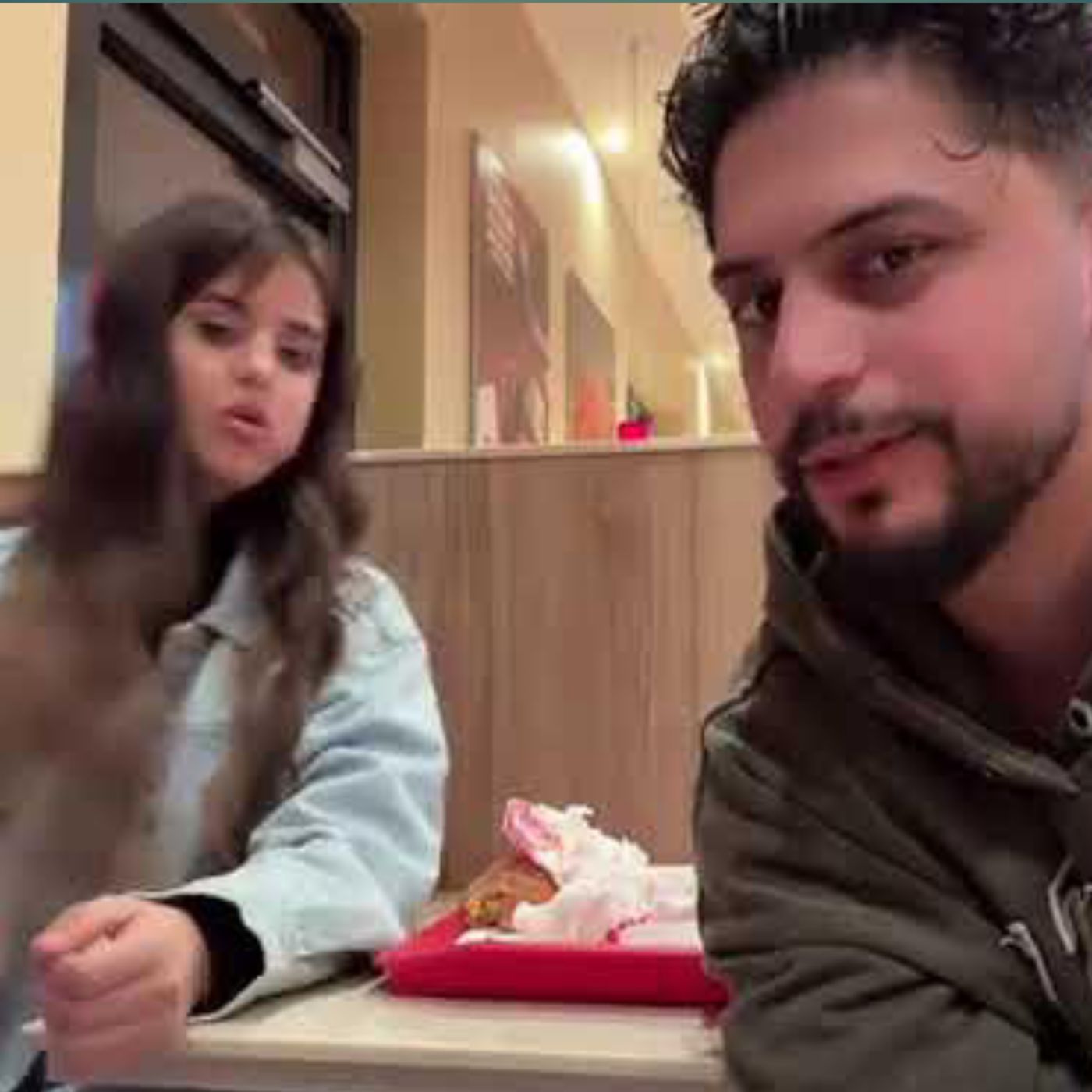 🎁❤️ موزو يفاجئ إيناس بهدية مميزة في المطعم! 😍🔥 شاهدوا ردة فعلها!