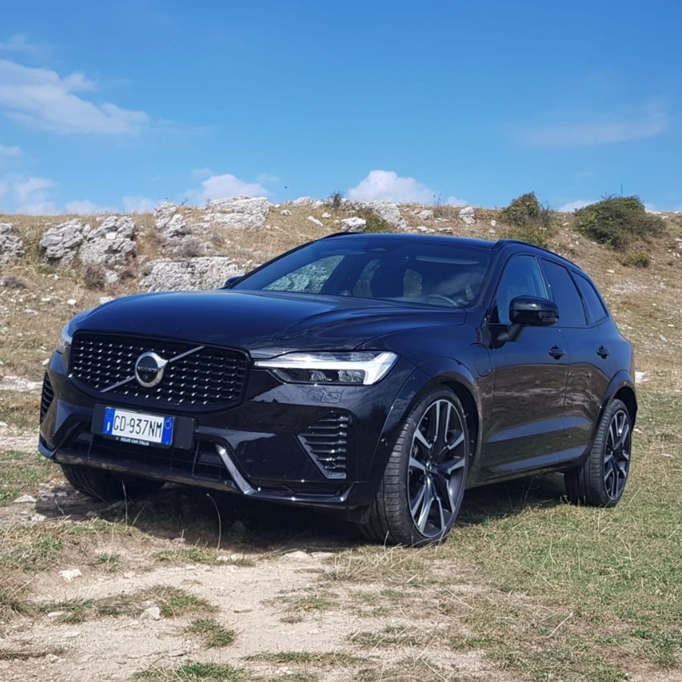 Volvo XC60 Recharge T8 AWD Plug-In Ultimate Dark – Bella alla spina episode artwork