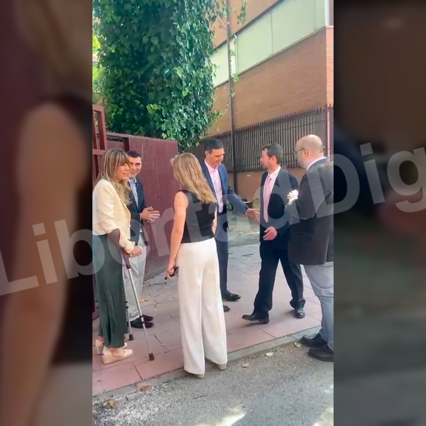 Crónica Rosa: Begoña Gómez reaparece con tacones y muletas