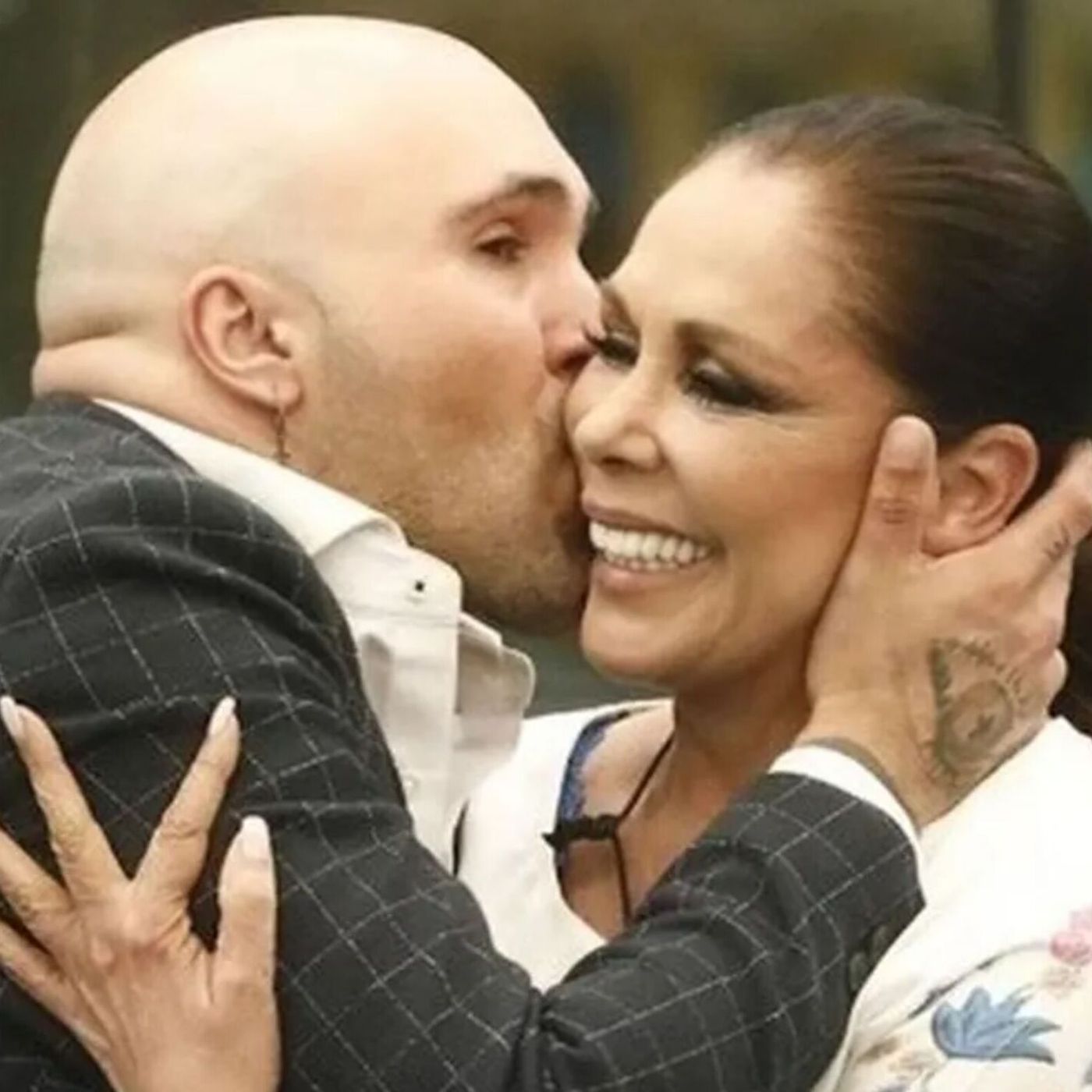 Crónica Rosa: "Es horrible": la Crónica Rosa reacciona a la infame canción de Kiko Rivera sobre su madre