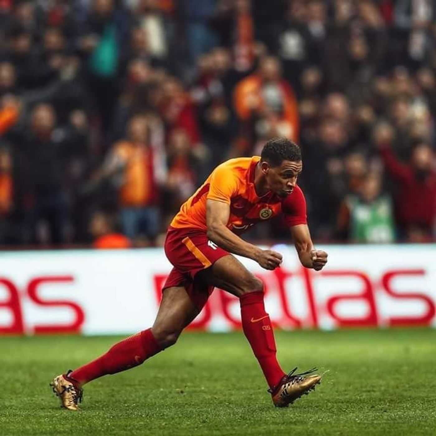 Kapalı Tribünde Karılar Kızlar