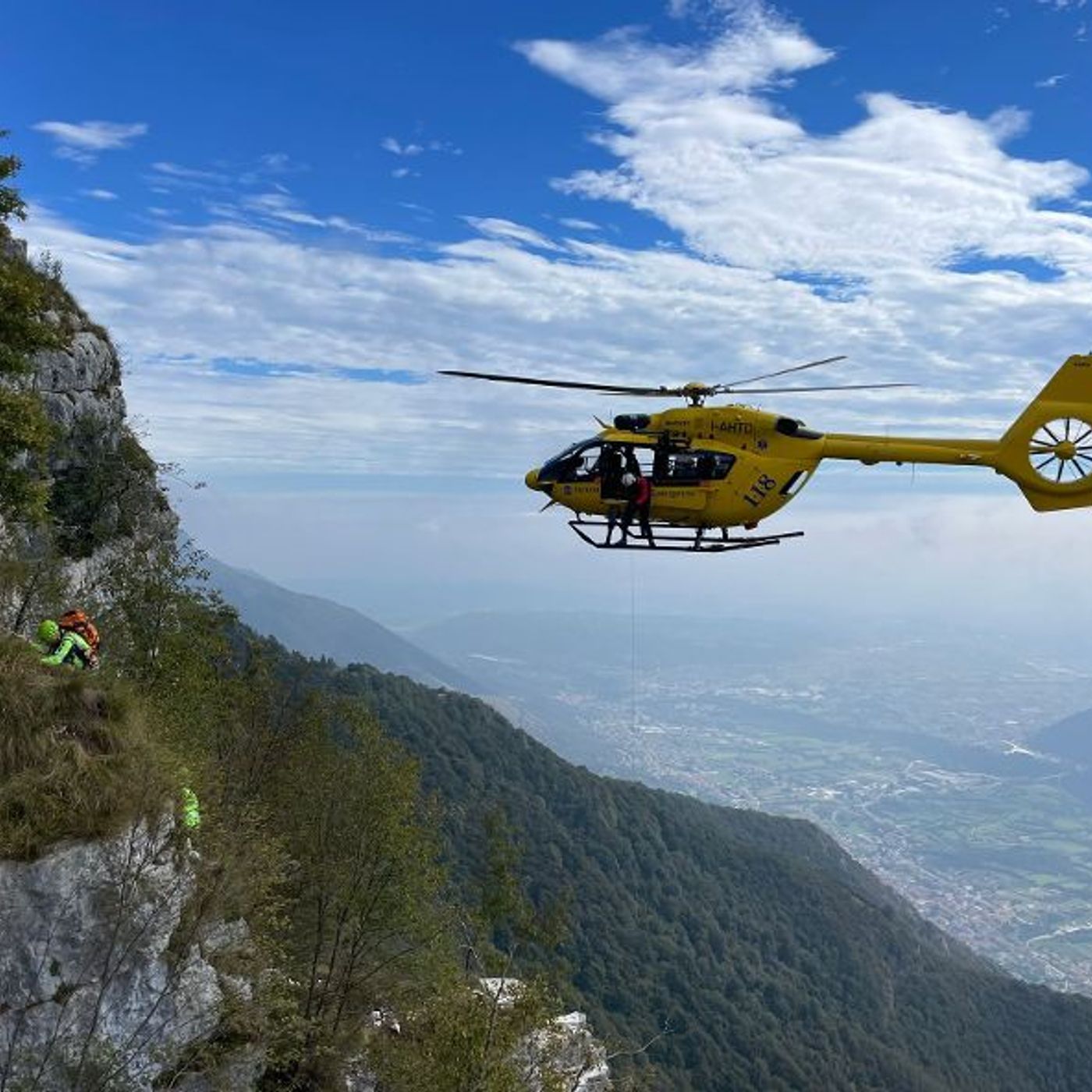 Cede l’appiglio, cade sul monte Cengio: ferita alpinista