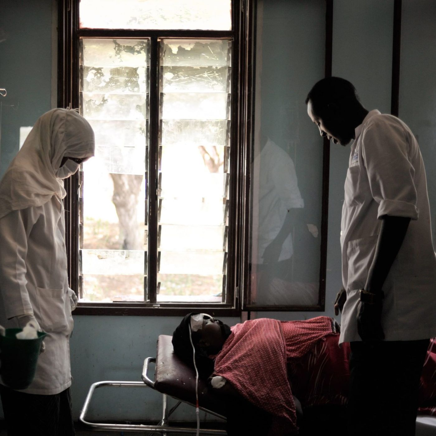 Le Dr Moussa Konaté Mahadi, neurologue, explique la maladie de l'homme raide episode artwork