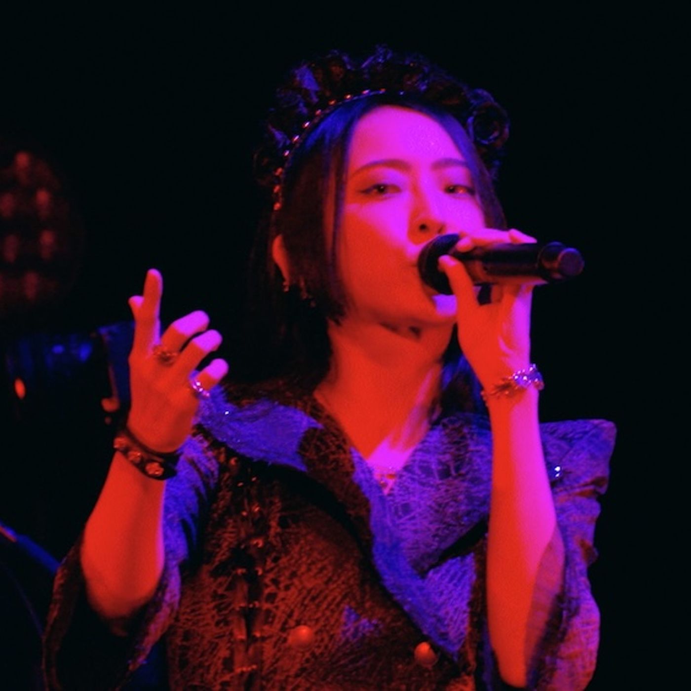 BAND-MAID、ニューシングル「ENERGETIC」の店舗別特典の絵柄公開。初回生産限定盤収録のお給仕映像から「Toi et moi」の先行公開も episode artwork