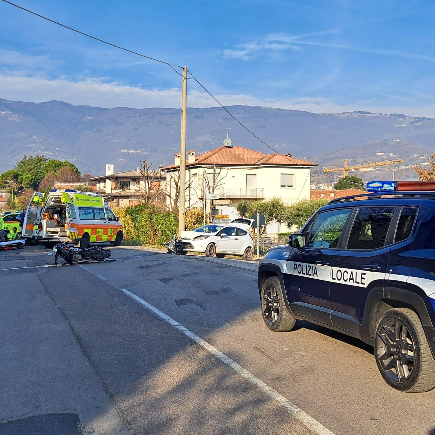 Esce da una laterale e centra la moto, ferito biker 23enne