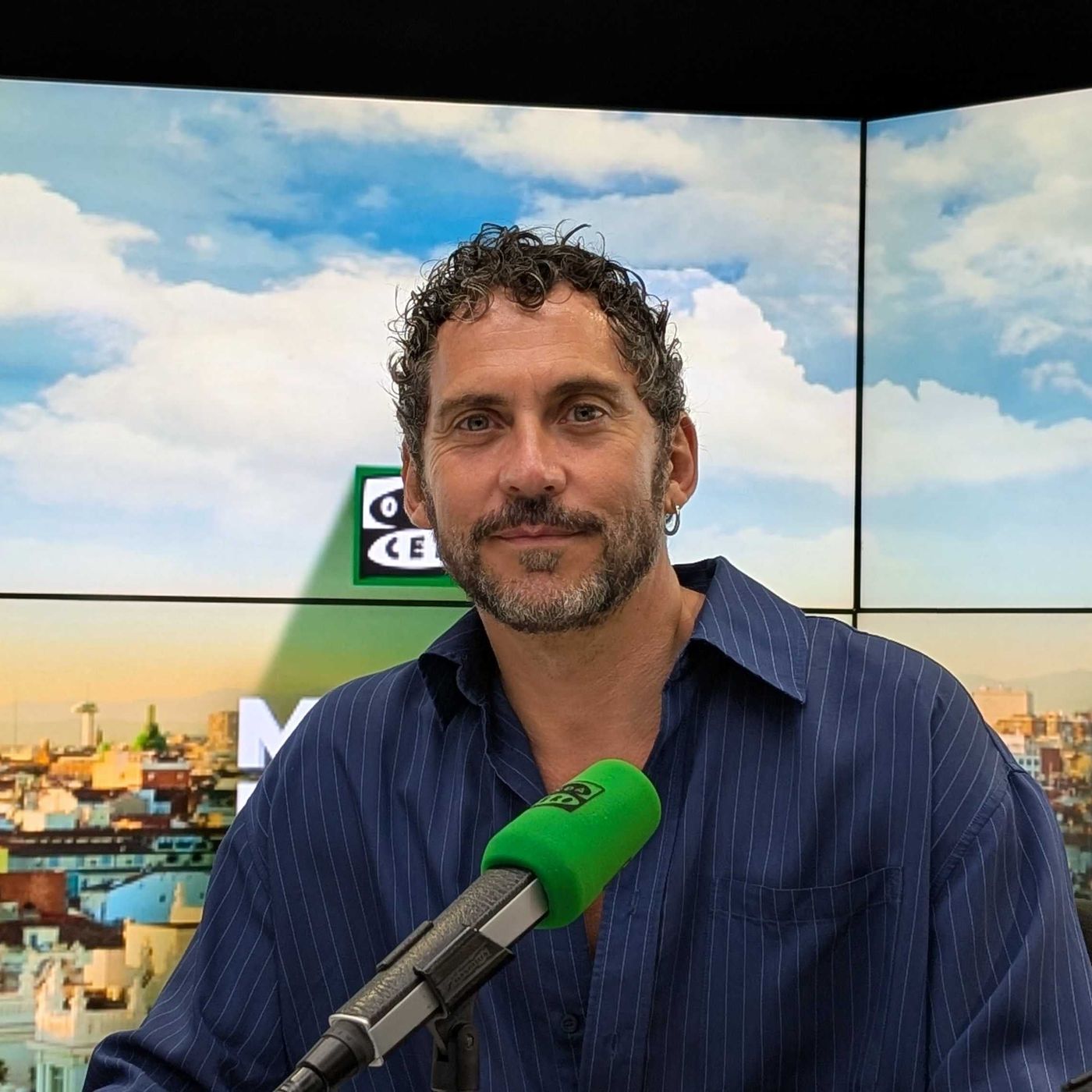 cover of episode Paco León presenta 'Uno equis dos': "No es una película de humor pero te terminas riendo de los nervios"
