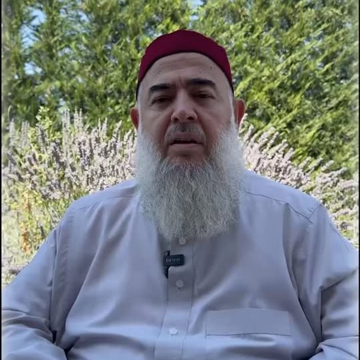 قال رسول الله ﷺ: «مررْتُ ليلةَ أُسرِيَ بي على قبرِ أخي موسى عندَ الكثيبِ الأحمر فإذا هو قائمٌ في قبرِهِ يُصَلّي»