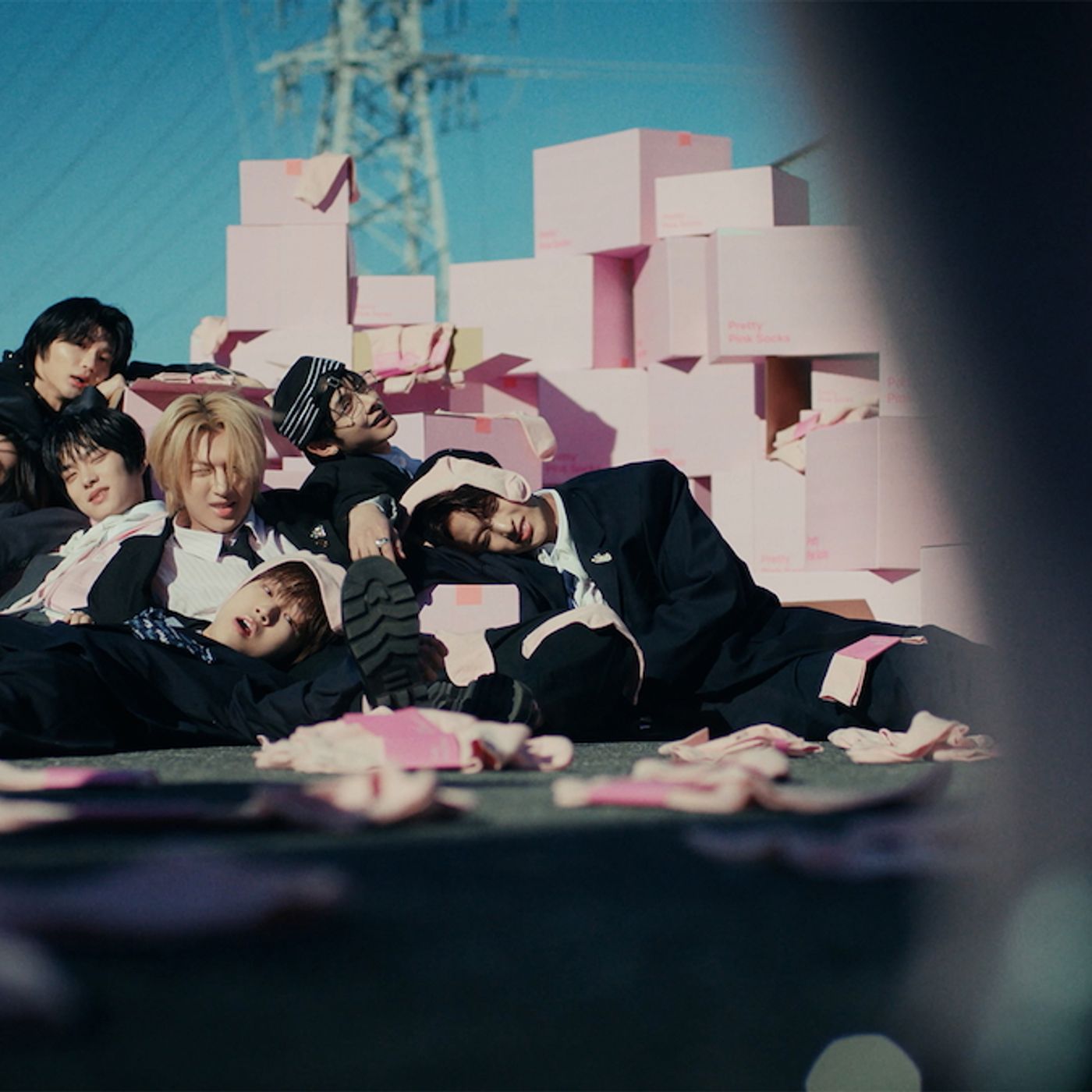 NAZE、デビューミニアルバムより収録曲「Pretty Pink Socks」MV公開　コミカルかつポップな映像に episode artwork