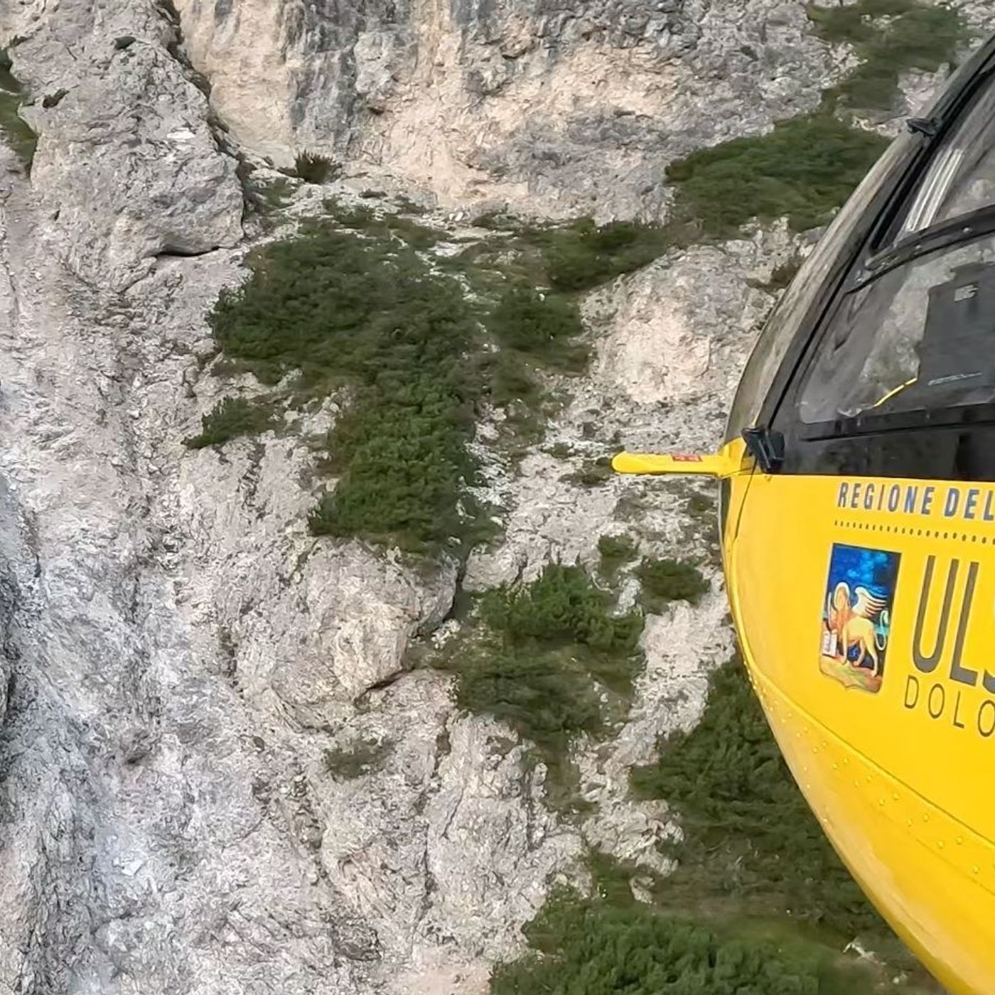 Escursionista cade sulla ferrata delle Anguane: complesso recupero con l’elisoccorso episode artwork