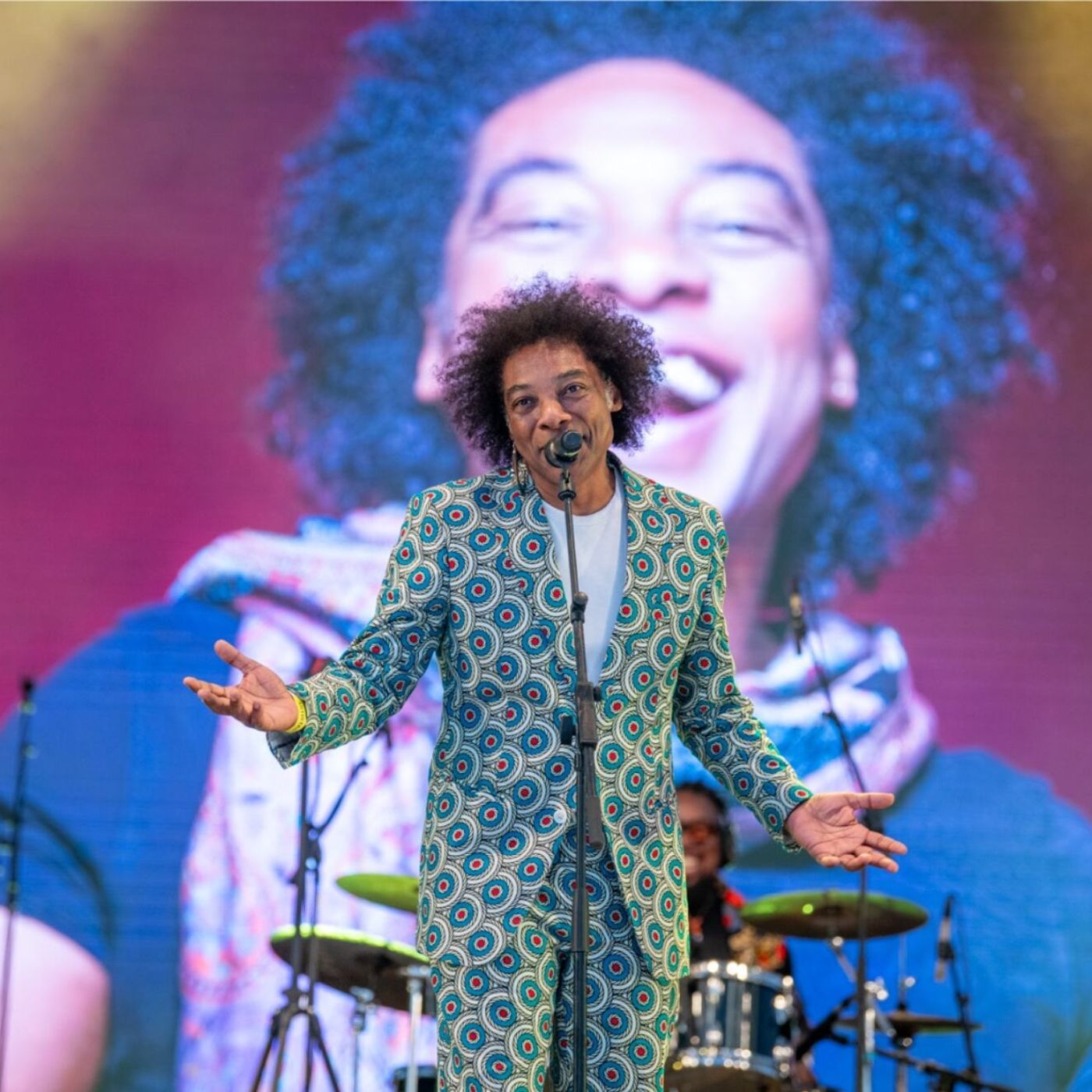 Músico Stewart Sukuma: “Escola precisa ir além da teoria e ensinar a ser humano”