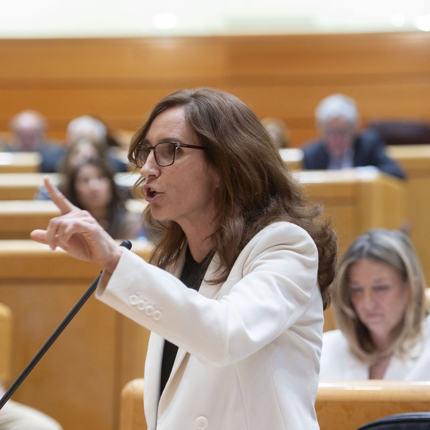 Prensa económica: Mónica García, cazada con dos versiones opuestas del mismo decreto sobre tabaco