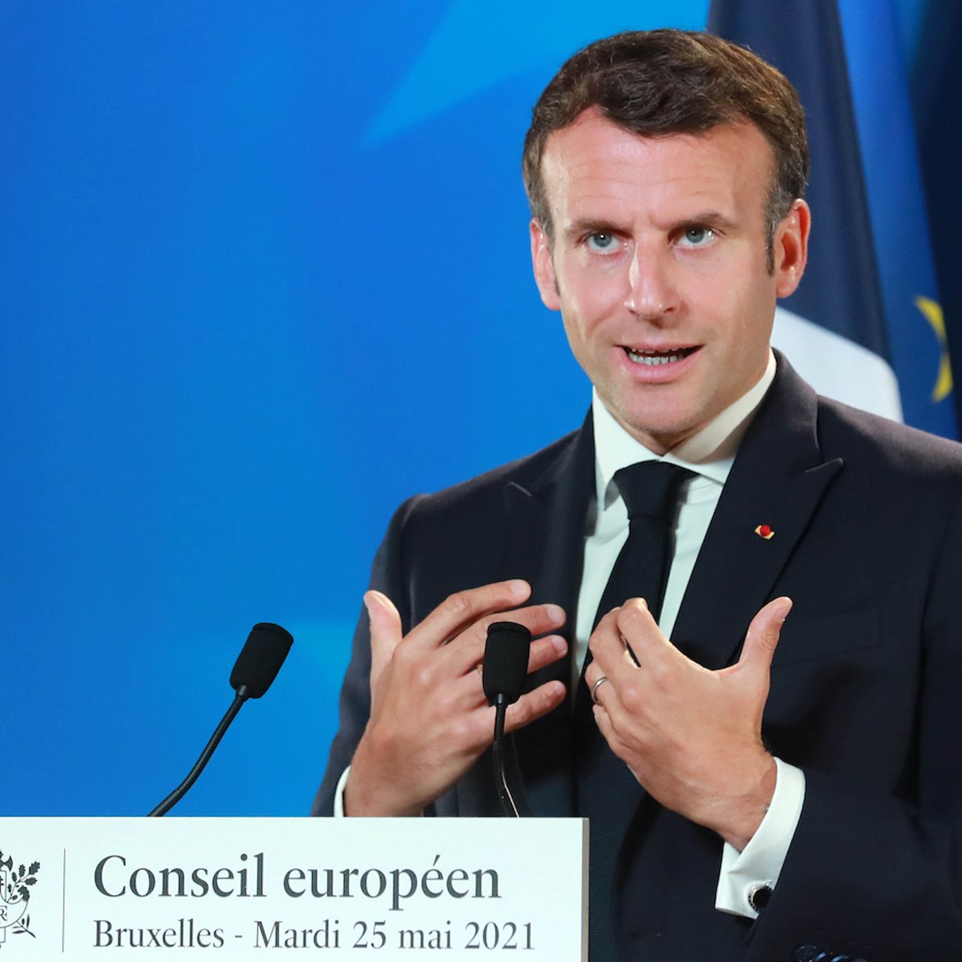 Lo schiaffo a Macron e l’abbraccio di Salvini a Berlusconi