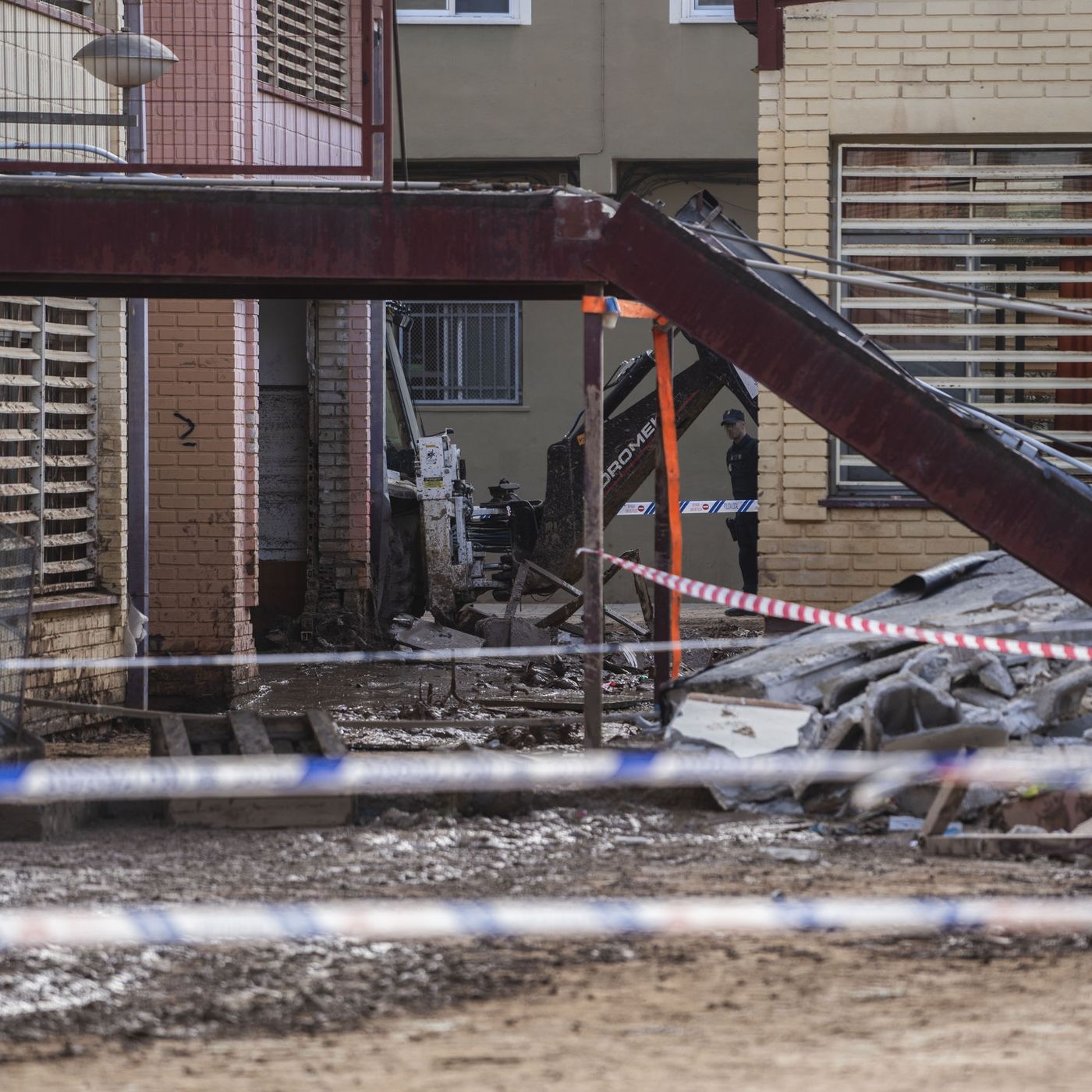 Las noticias de La Mañana: Un trabajador muerto por un derrumbe en un colegio afectado por la DANA en Massanassa