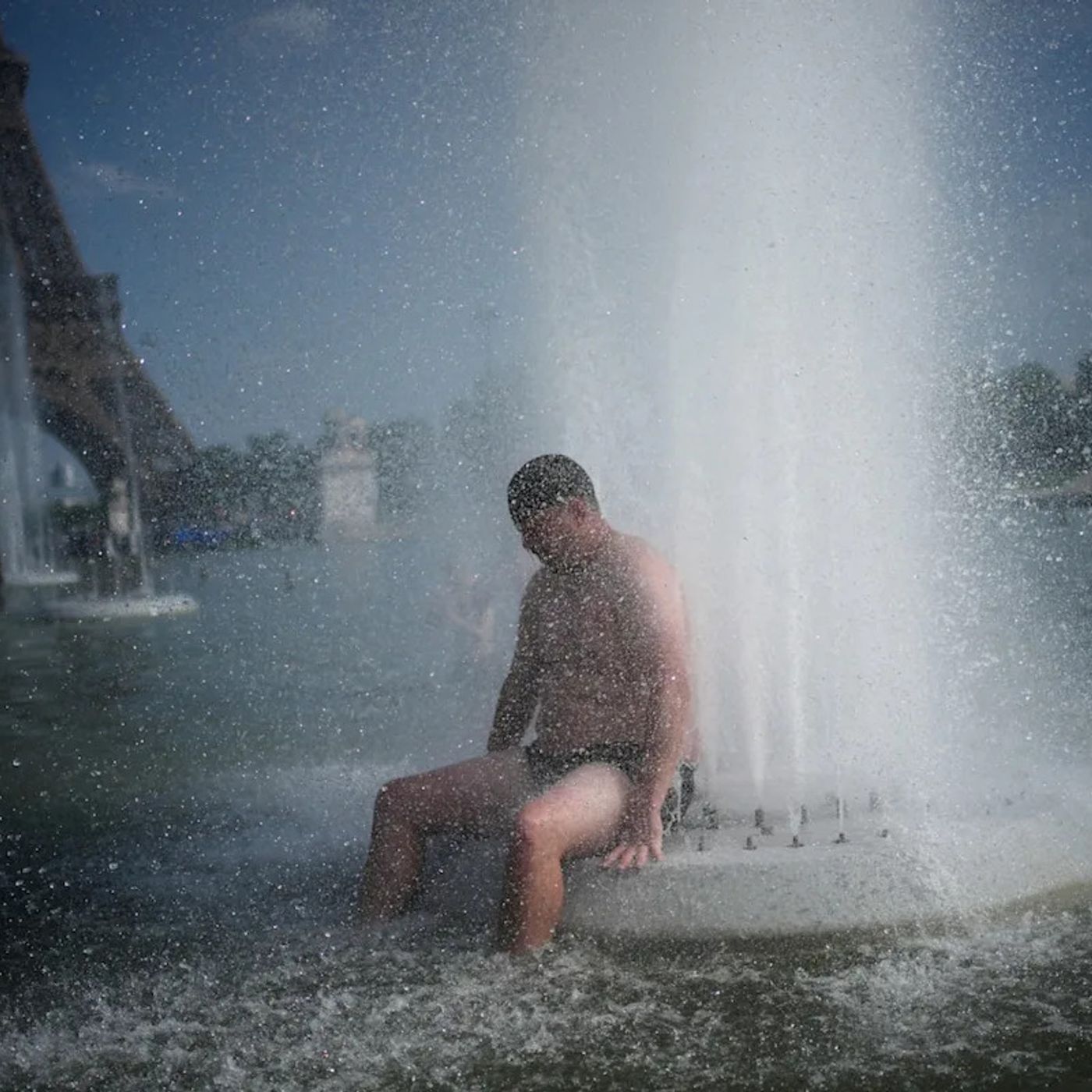 1,000 dead in France from heat as US faces July 4th heat wave episode artwork