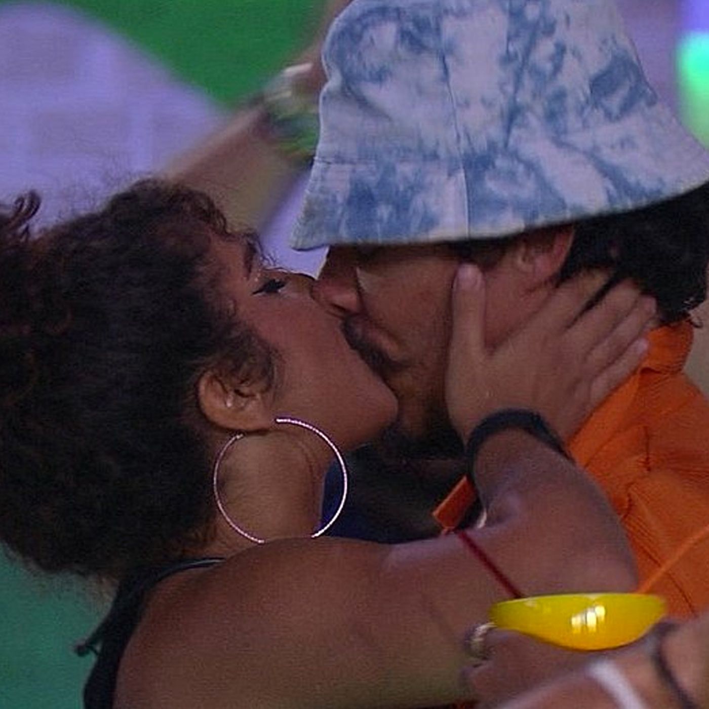 BBB tem pegação debaixo do edredom entre Eliezer e Maria episode artwork