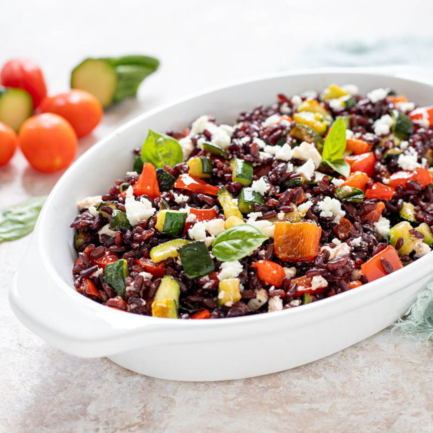 Insalata di riso venere con feta e verdure