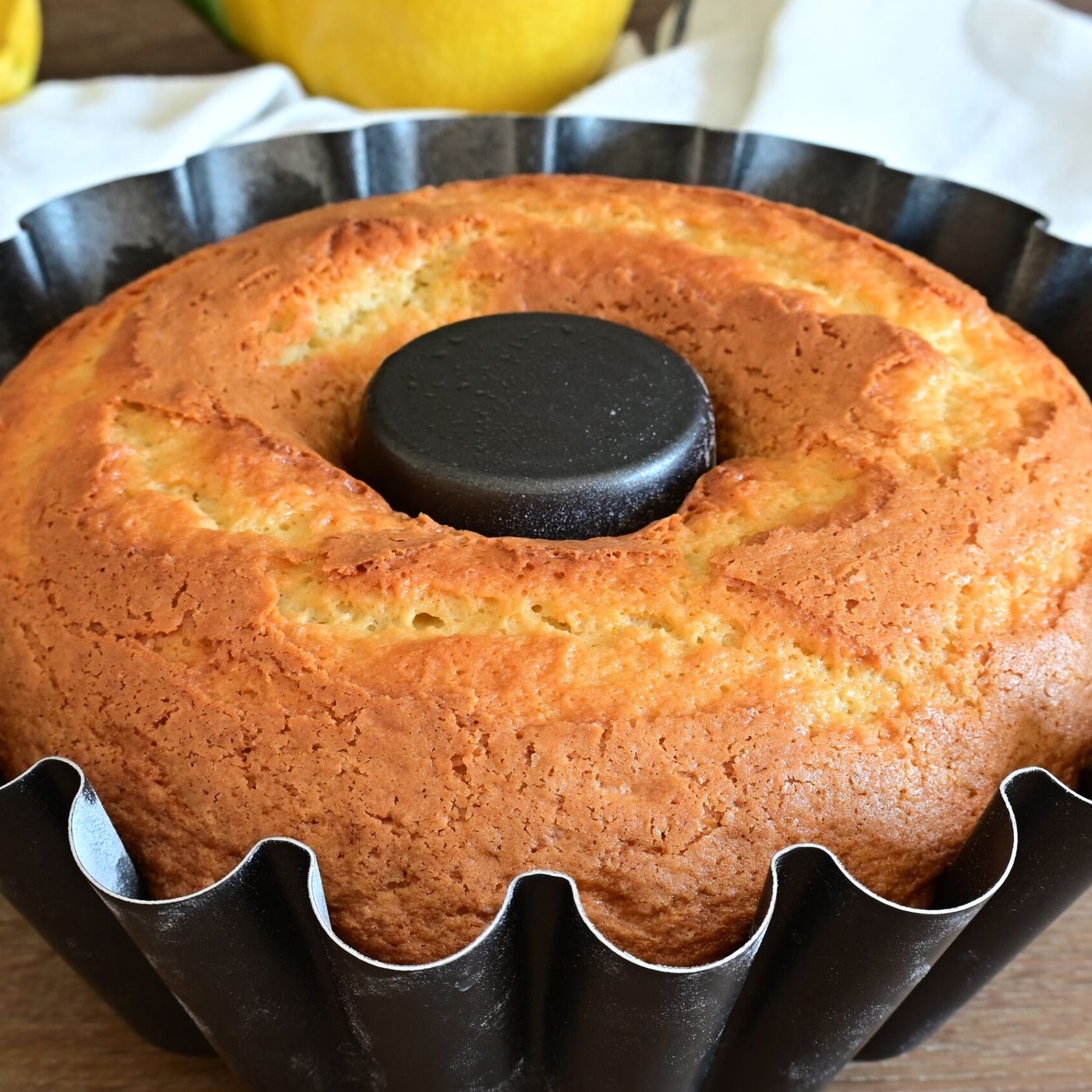 Ciambellone Furbo al Bicchiere che riesce sempre: ricetta soffice senza bilancia