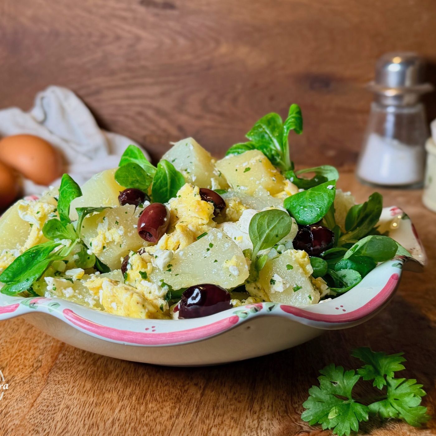 Insalata di patate con uova strapazzate e feta: la ricetta facile, fresca e saporita episode artwork