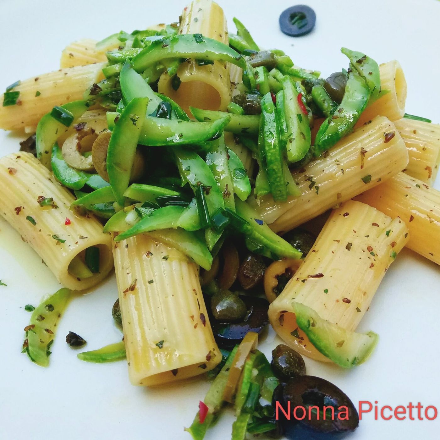 Pasta fredda con zucchine crude marinate, olive, capperi e aromatiche episode artwork