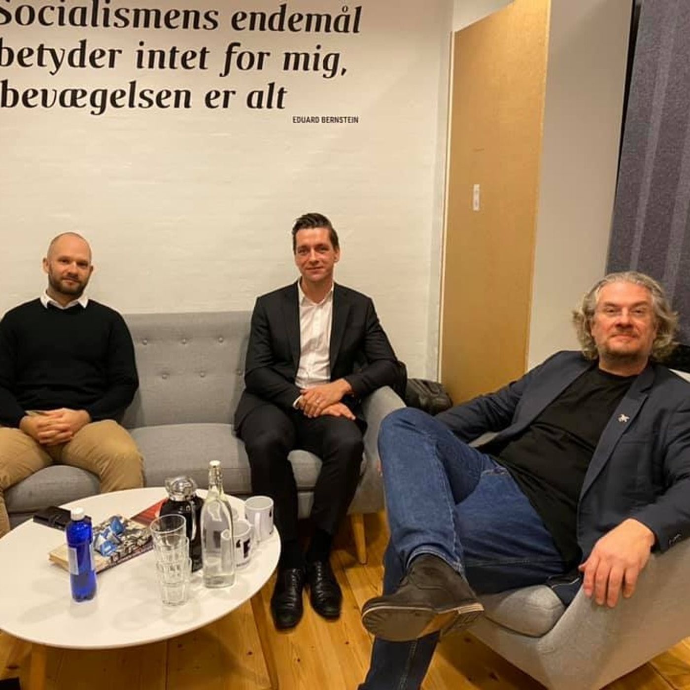 EN MAND SER RØDT