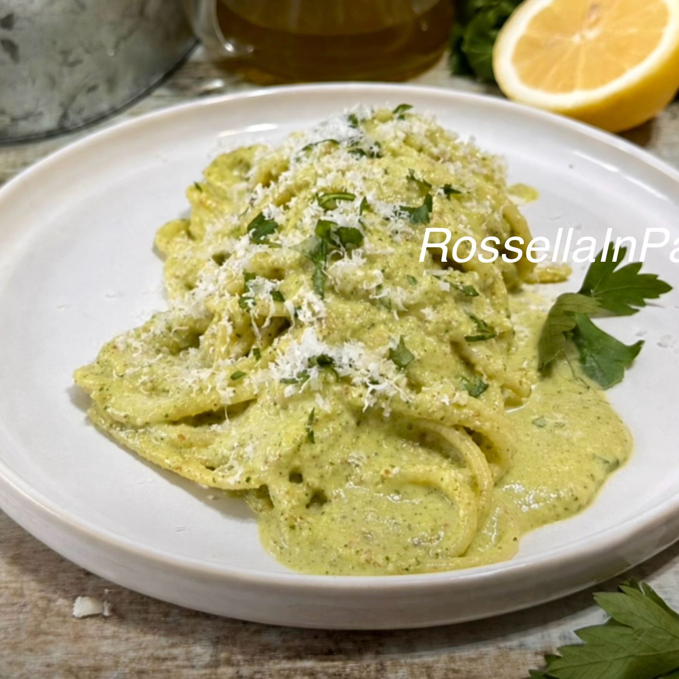 Pasta con pesto di prezzemolo al limone, fresca e cremosissima