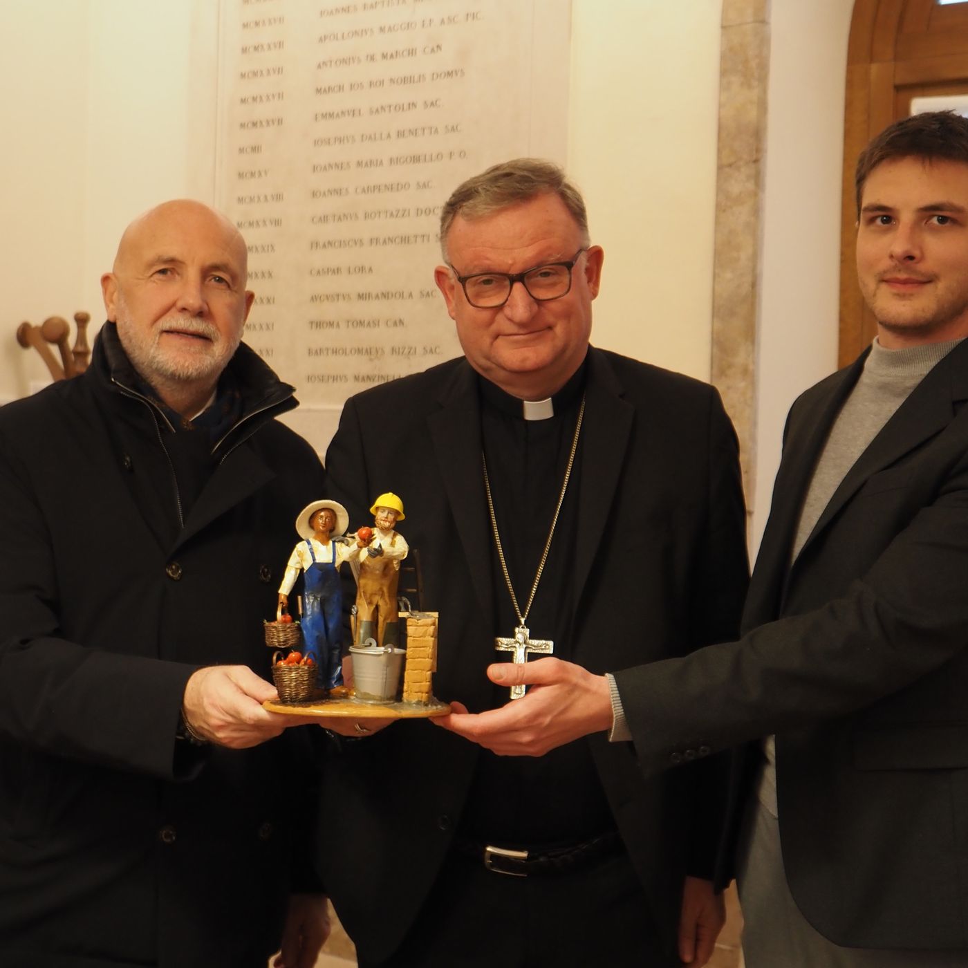 Lavoro, inclusione e sicurezza: il messaggio nella statuina donata al Vescovo Lavoro, inclusione e sicurezza: il messaggio nella statuina donata al Vescovo