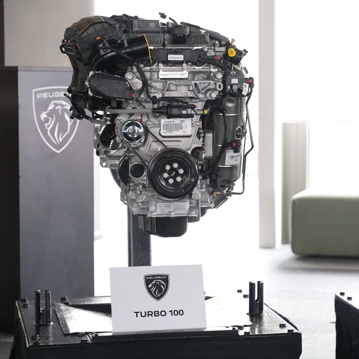 Nuovo motore Peugeot Turbo 100 - Più efficienza, catena di distribuzione e debutto su 208 e 2008 nel 2026 episode artwork