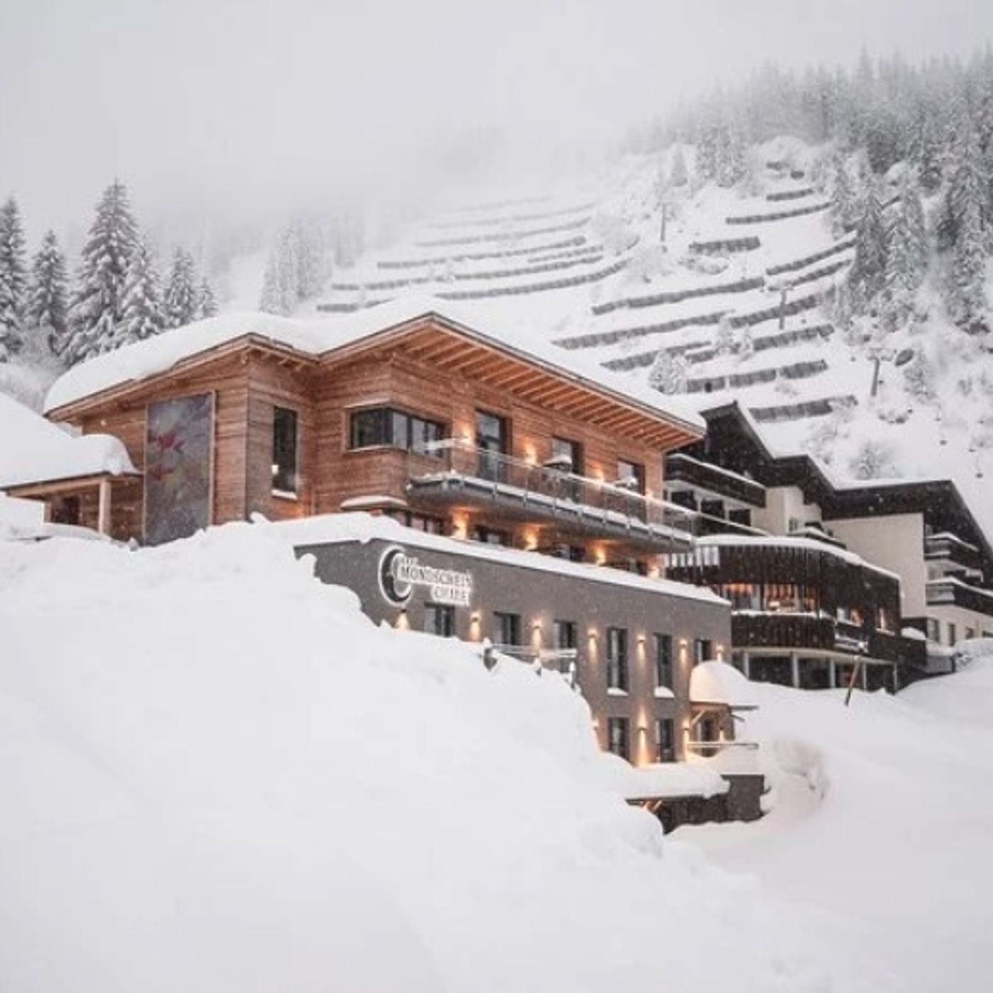 Hotel Mondschein Chalet podcast artwork