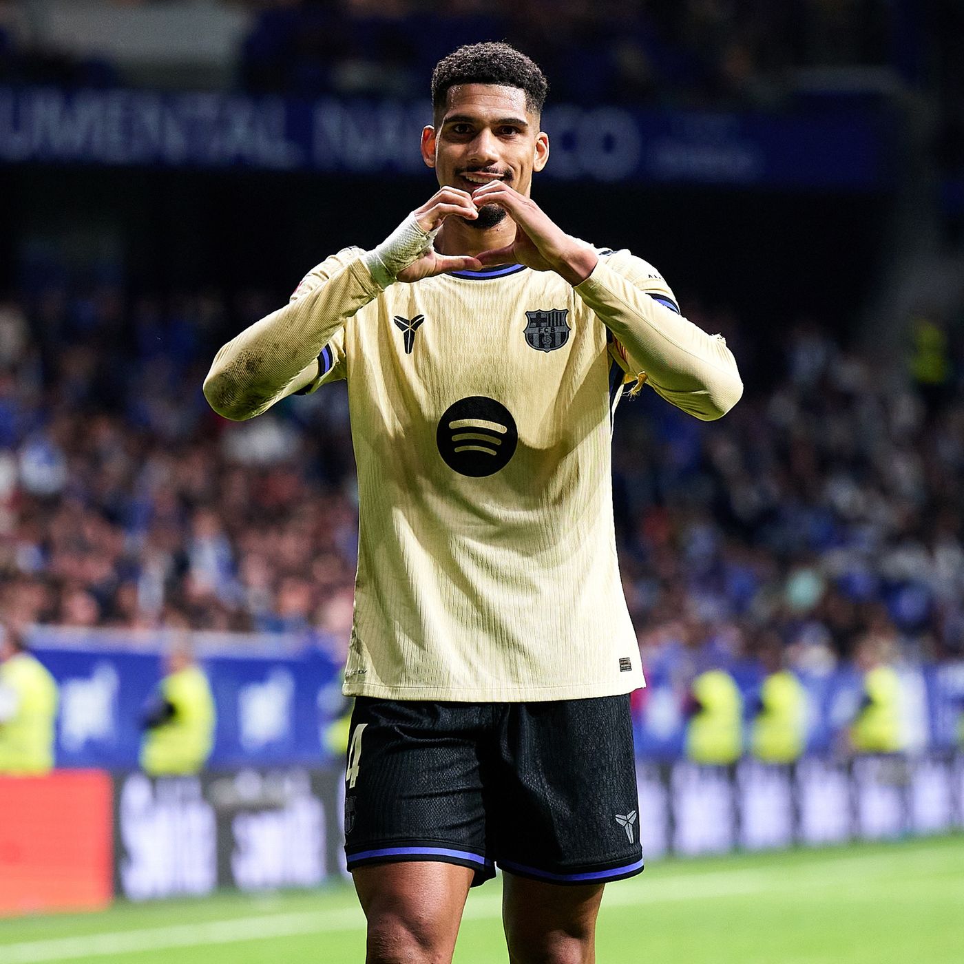 Los goles del Real Oviedo 1 - 3 FC Barcelona | Los defensas culés tiran del carro