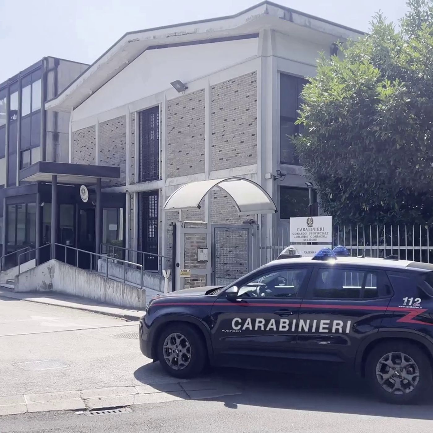 Si finge Carabinieri e si fa consegnare 50 mila euro in gioielli. Inseguito e arrestato episode artwork
