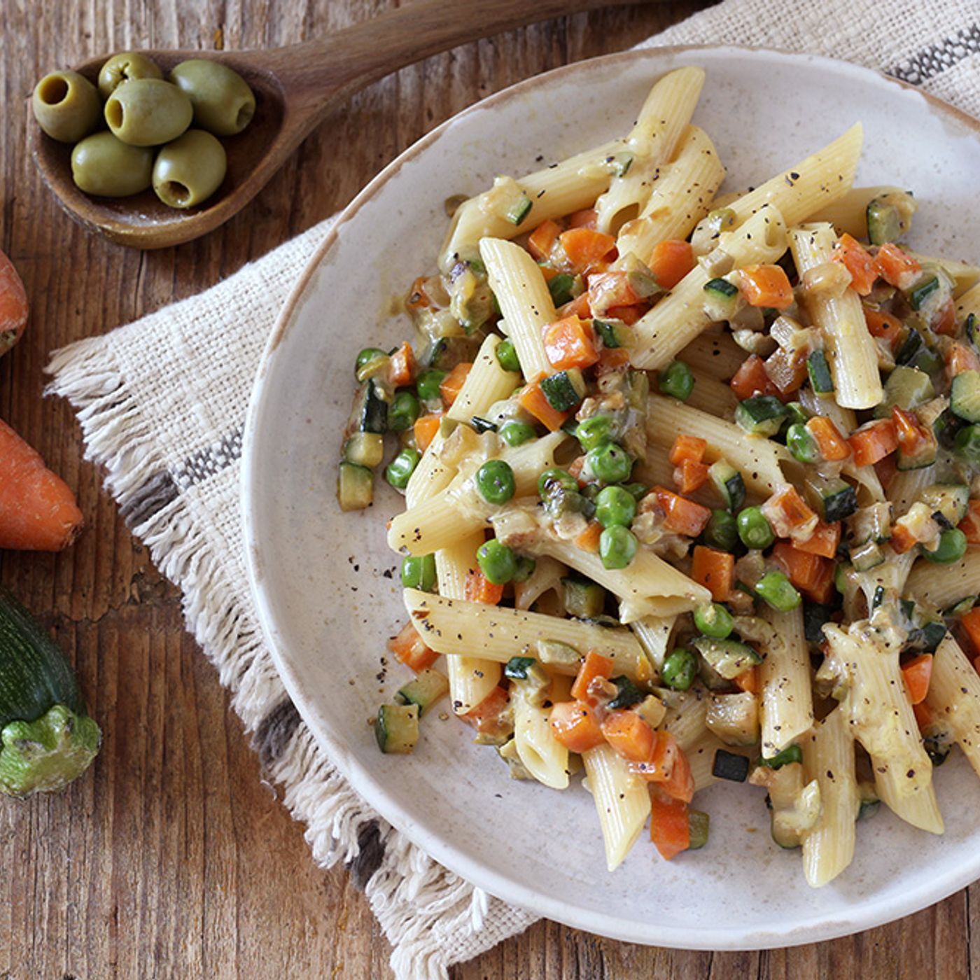 Pasta gustosa alle verdure e olive