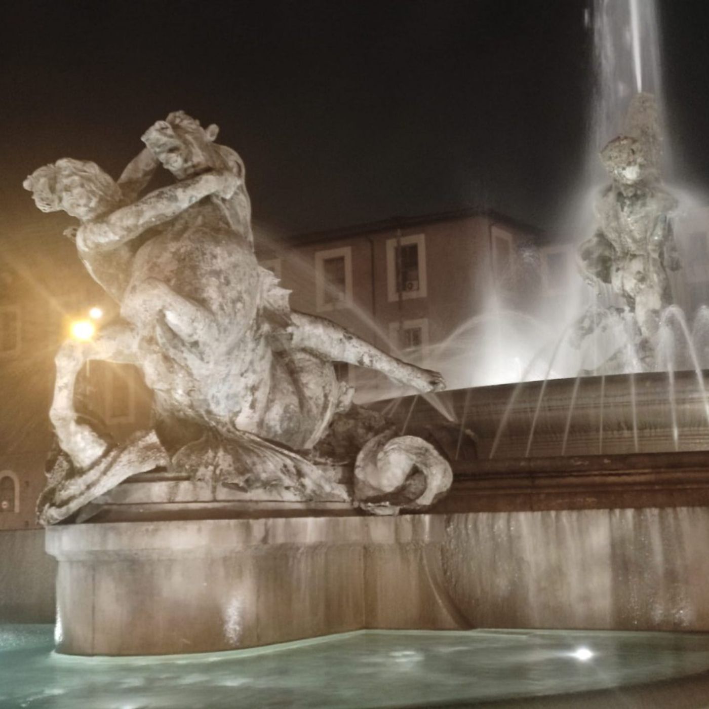 La fontana scandalosa che si trova centro Roma episode artwork