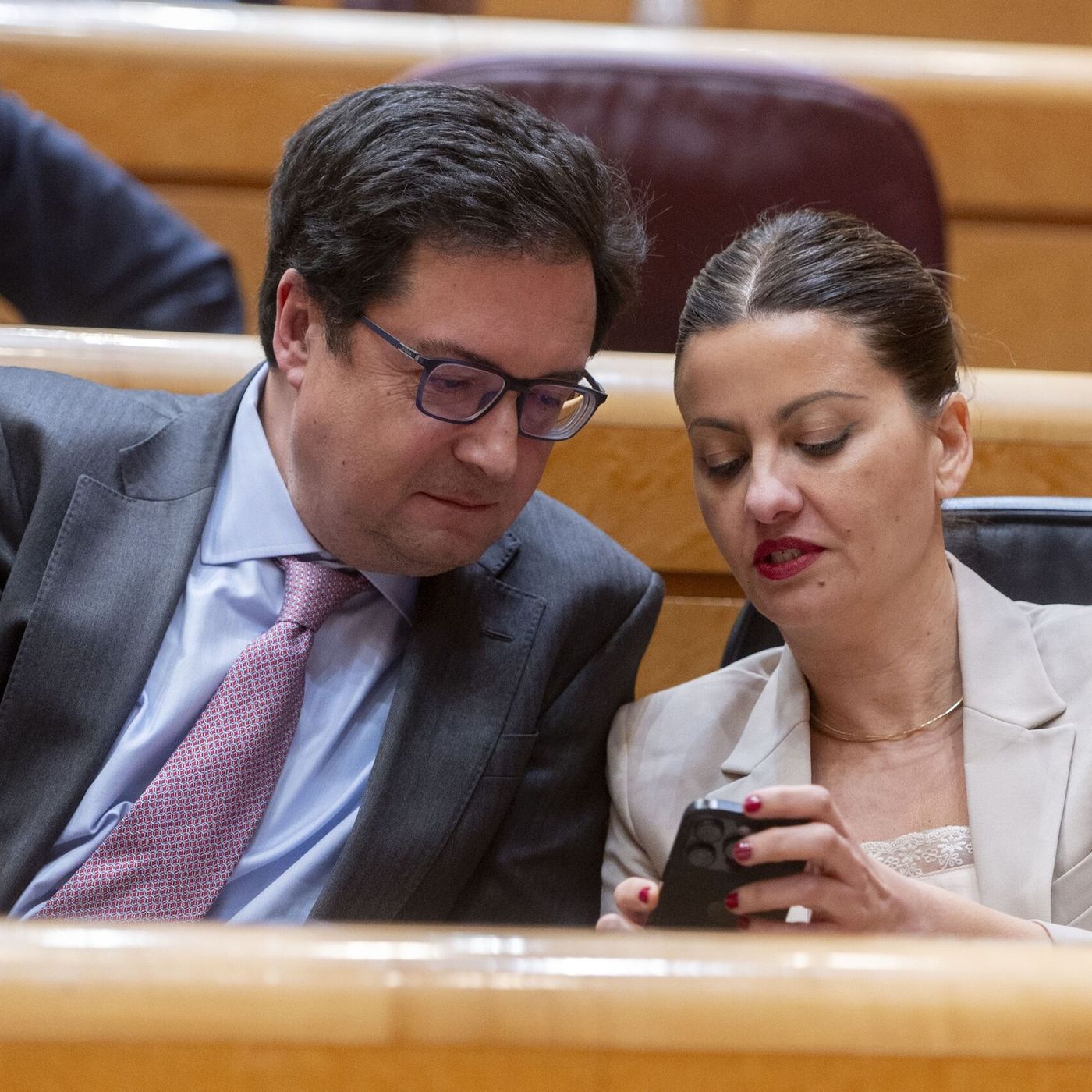 La República de los Tonnntos:  Sira Rego ve "inaceptable" la compra de armas pero acepta para no perder el sillón