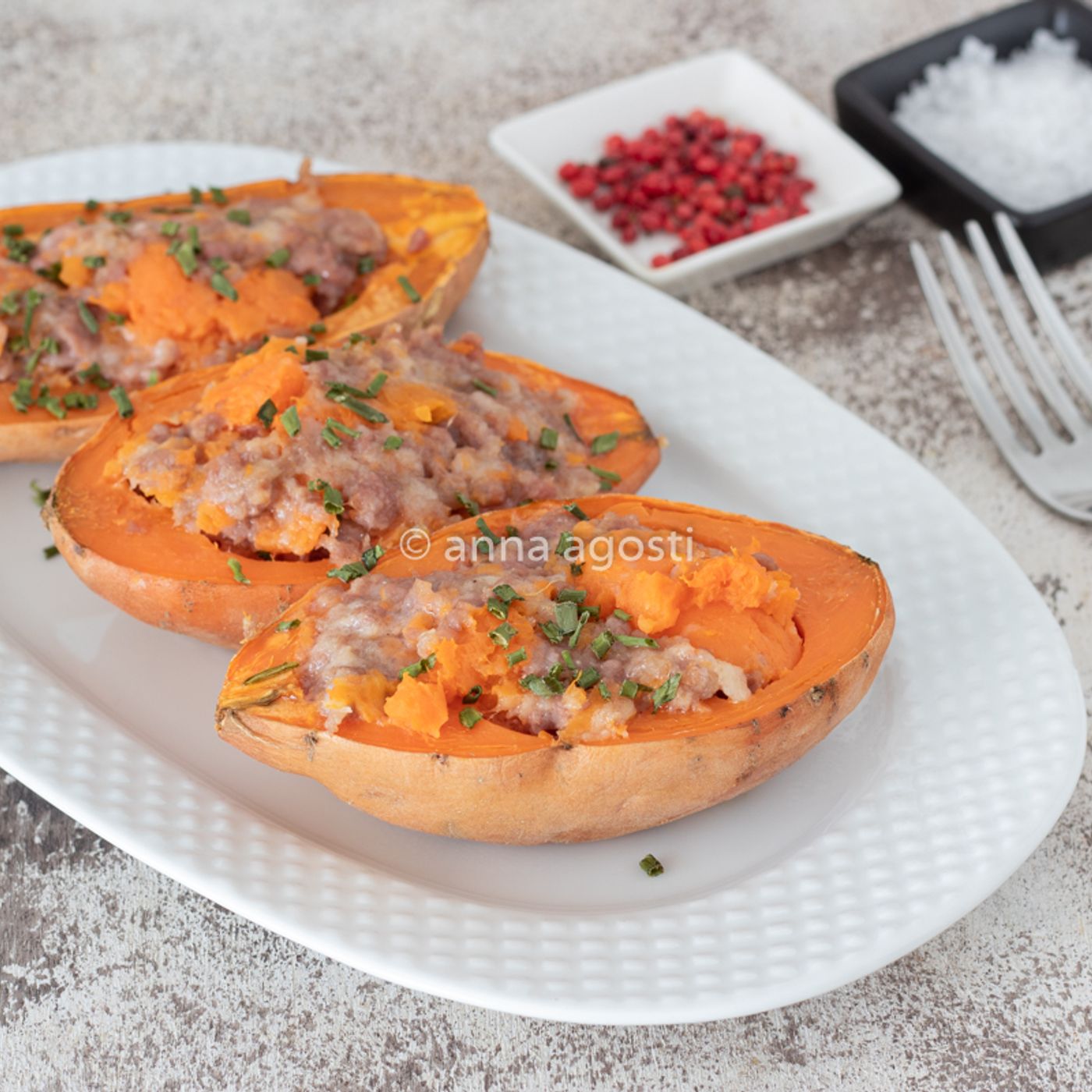 Patate rosse ripiene al forno con salsiccia e pepe rosa