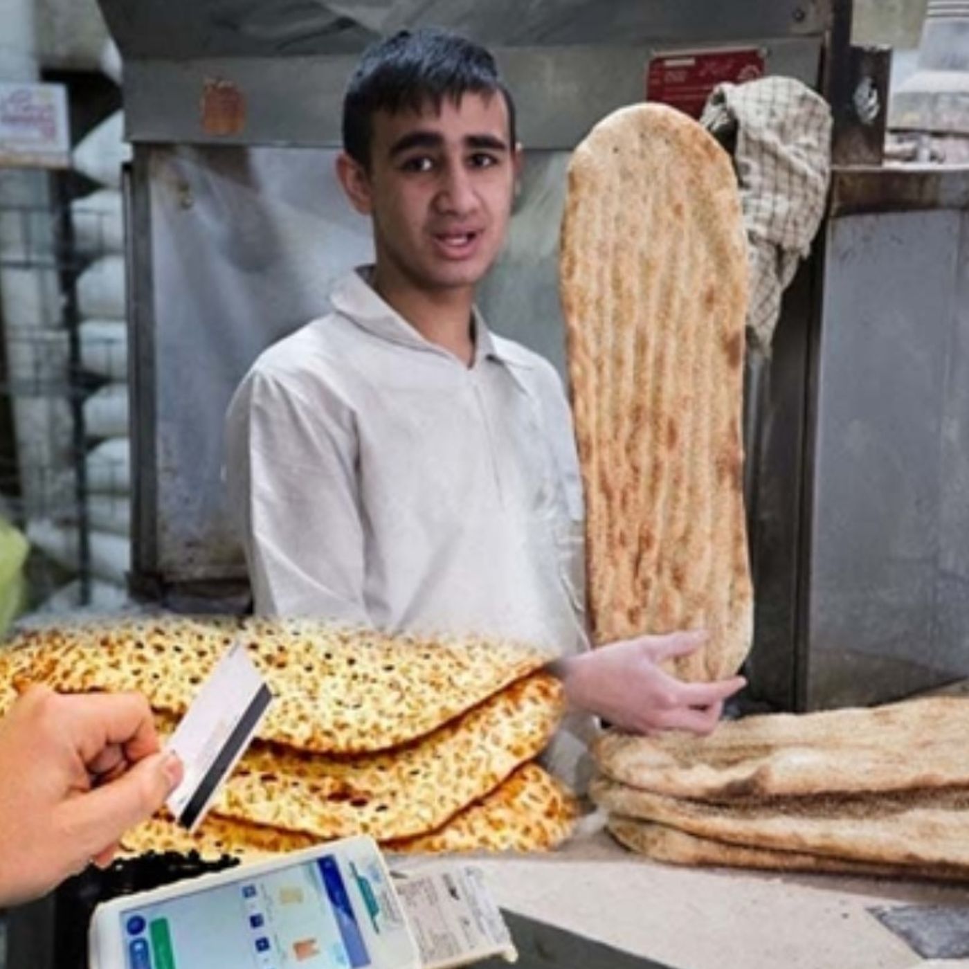 «نان و آب غارت‌شدهٔ مردم در زنجیر»