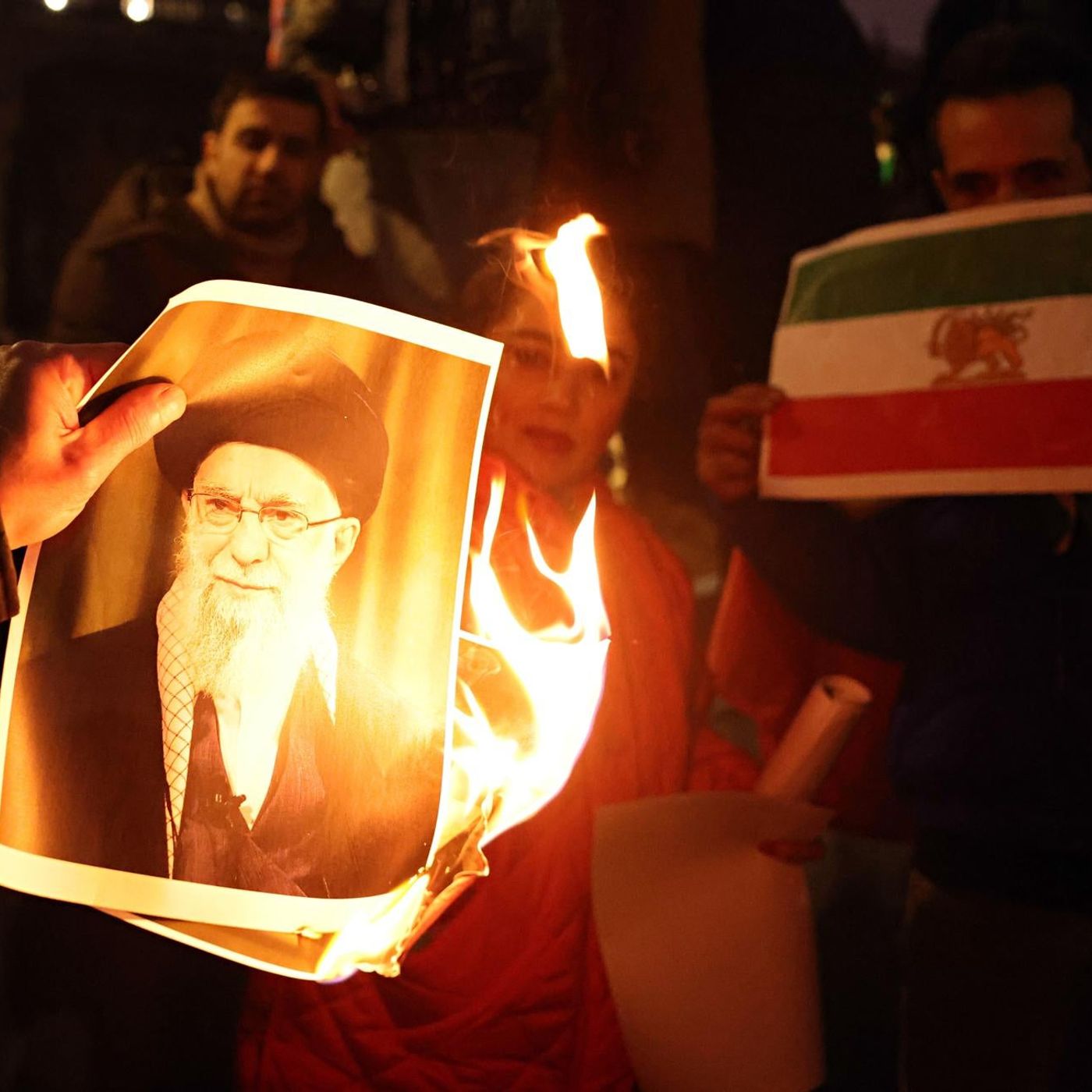 Tertulia: La posible intervención de Trump en Irán, las discrepancias de políticos estadounidenses y la reunión de defensa entre Feijóo y Sá episode artwork