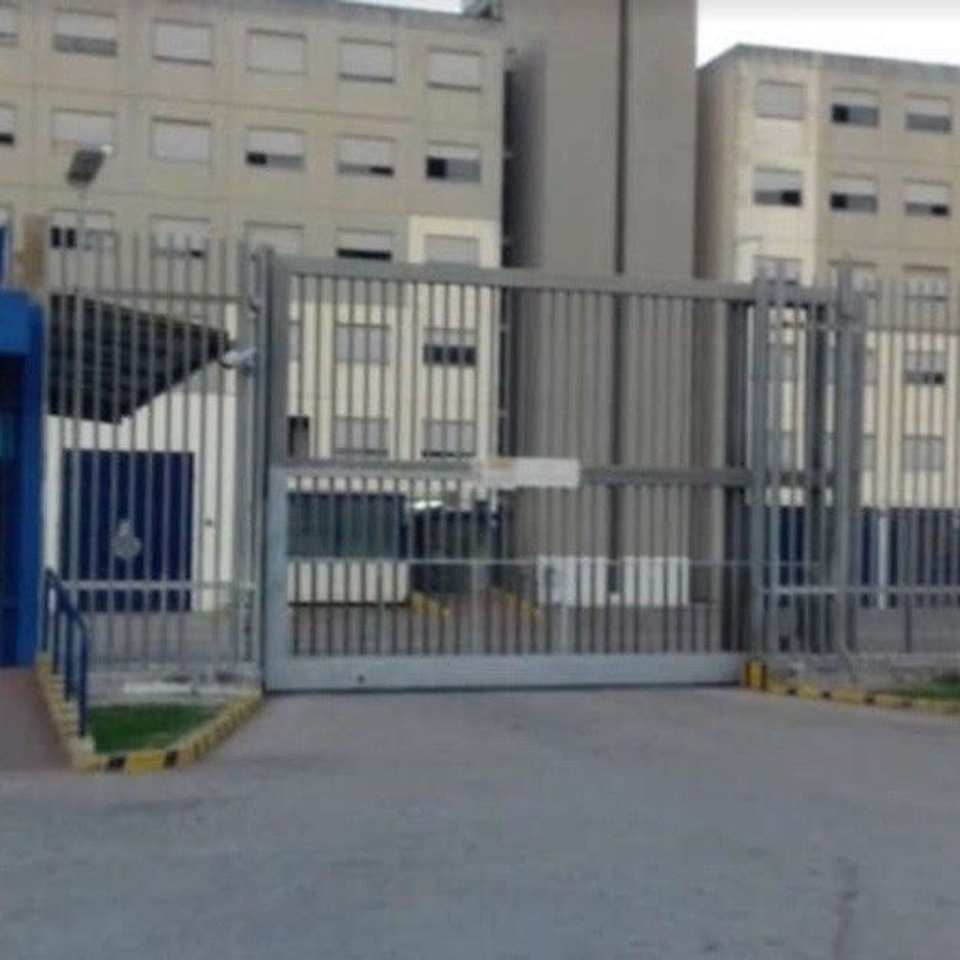 Secondigliano, portavano stupefacenti in carcere al figlio: denunciati madre e un altro figlio