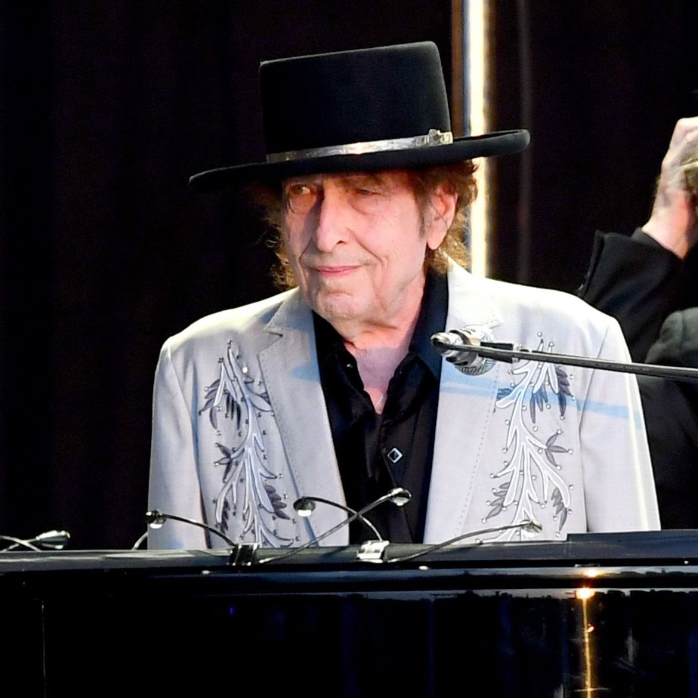 Bob Dylan ends US tour by adding extra guitarist to live band