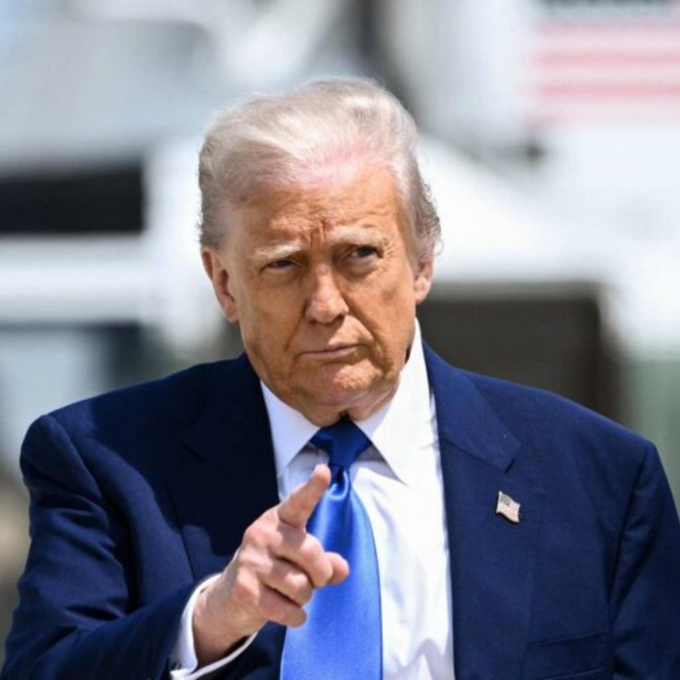 La guerra di Trump contro l'Iran: sappiamo dov'è Khamenei, ci vuole una resa incondizionata | Il Corsivo di Mercoledì 18 Giugno 2025 episode artwork