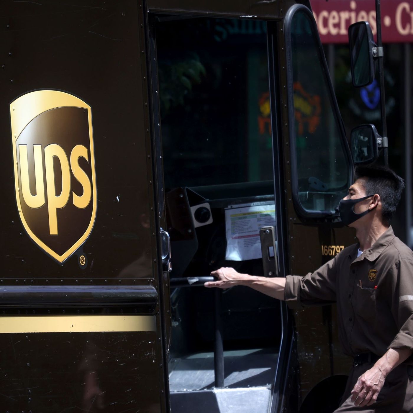 Working People: ﻿﻿Heat waves are literally killing package and mail carriers