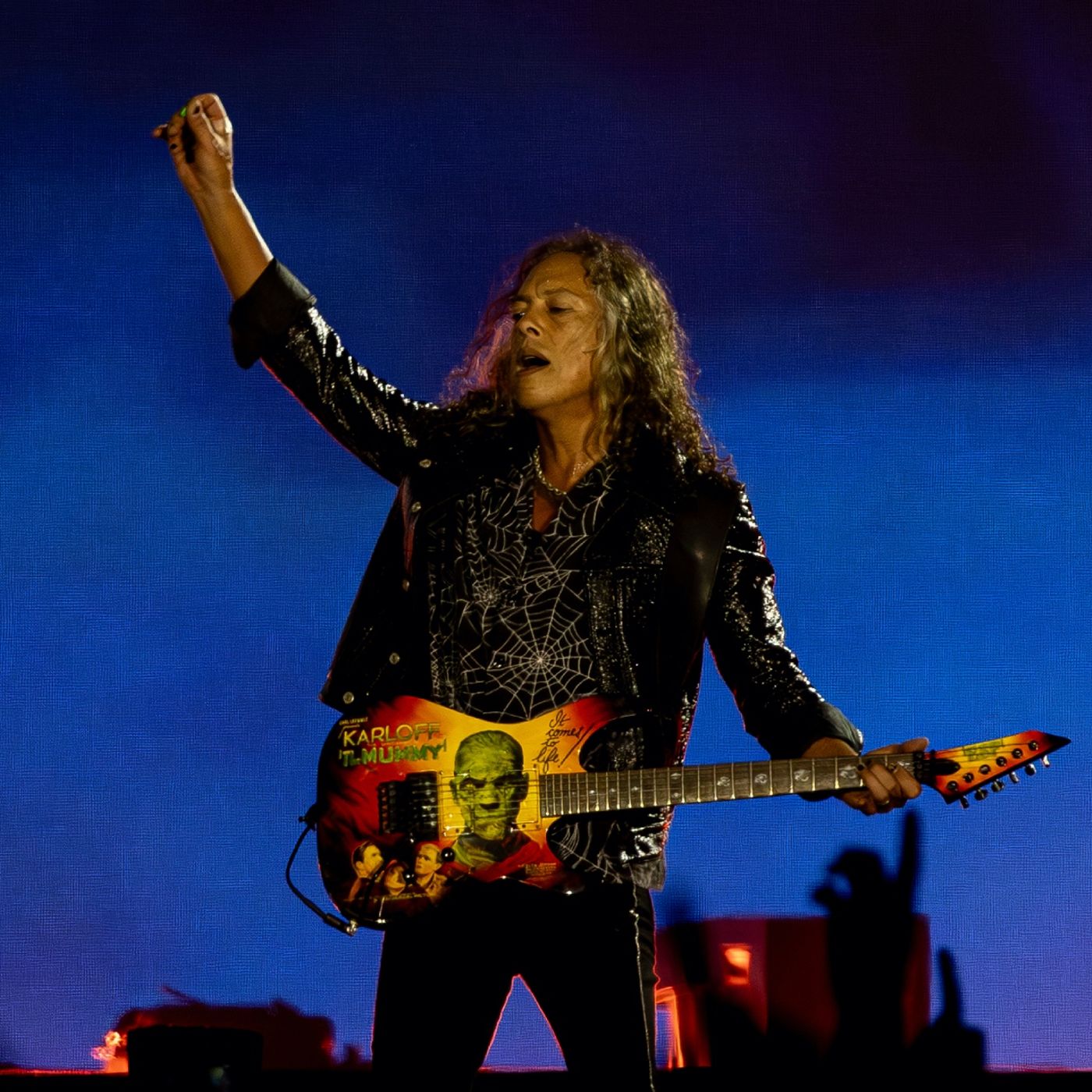 After the Taylor Swift T-shirt controversy, Metallica’s Kirk Hammett says “right now, songwriting and pop music is crap” episode artwork