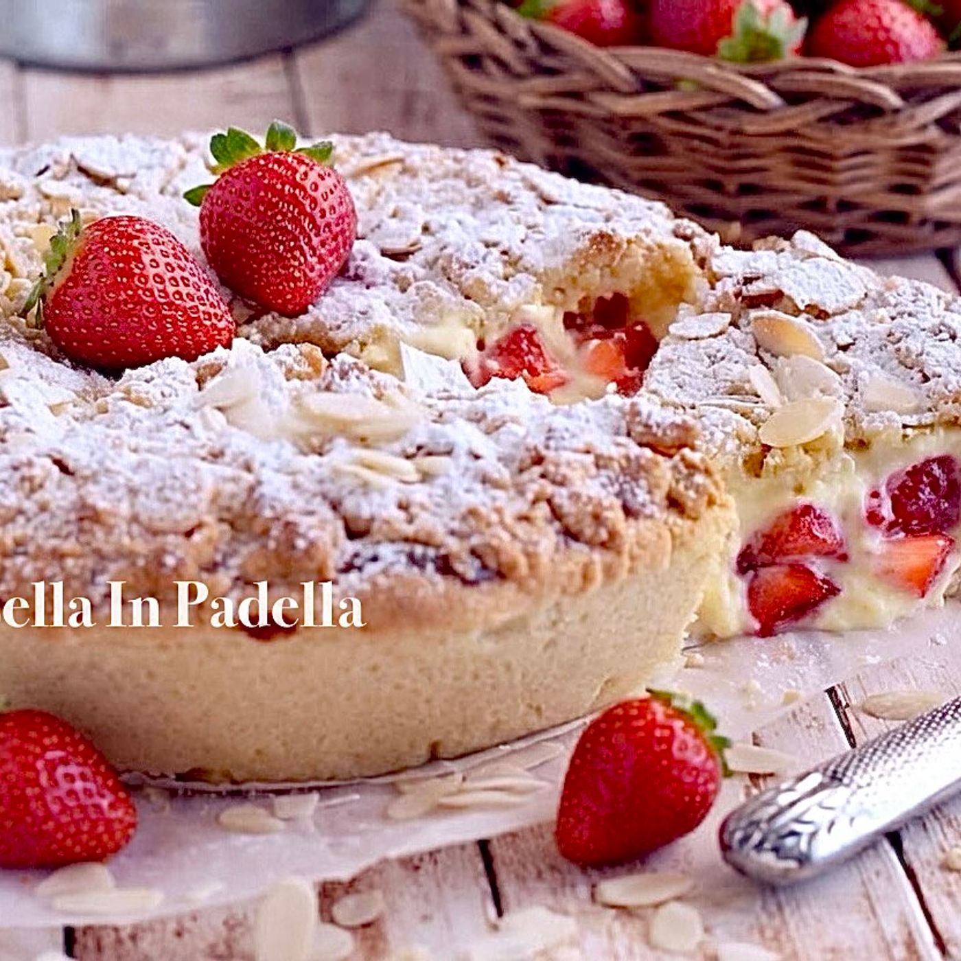 Sbriciolata ripiena di crema e fragole