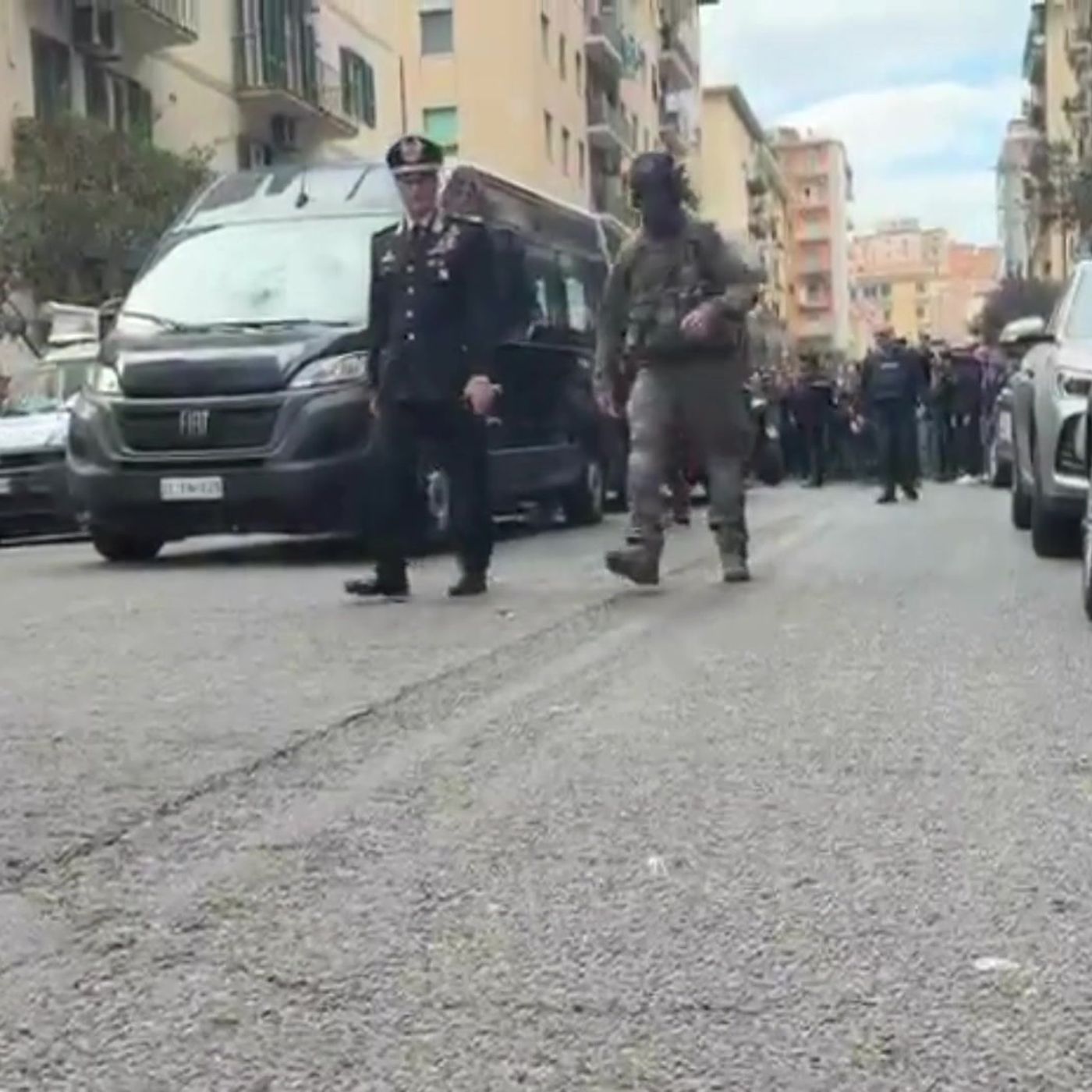 Napoli, arrivati i GIS pronti all'irruzione: caccia alla banda di rapinatori episode artwork