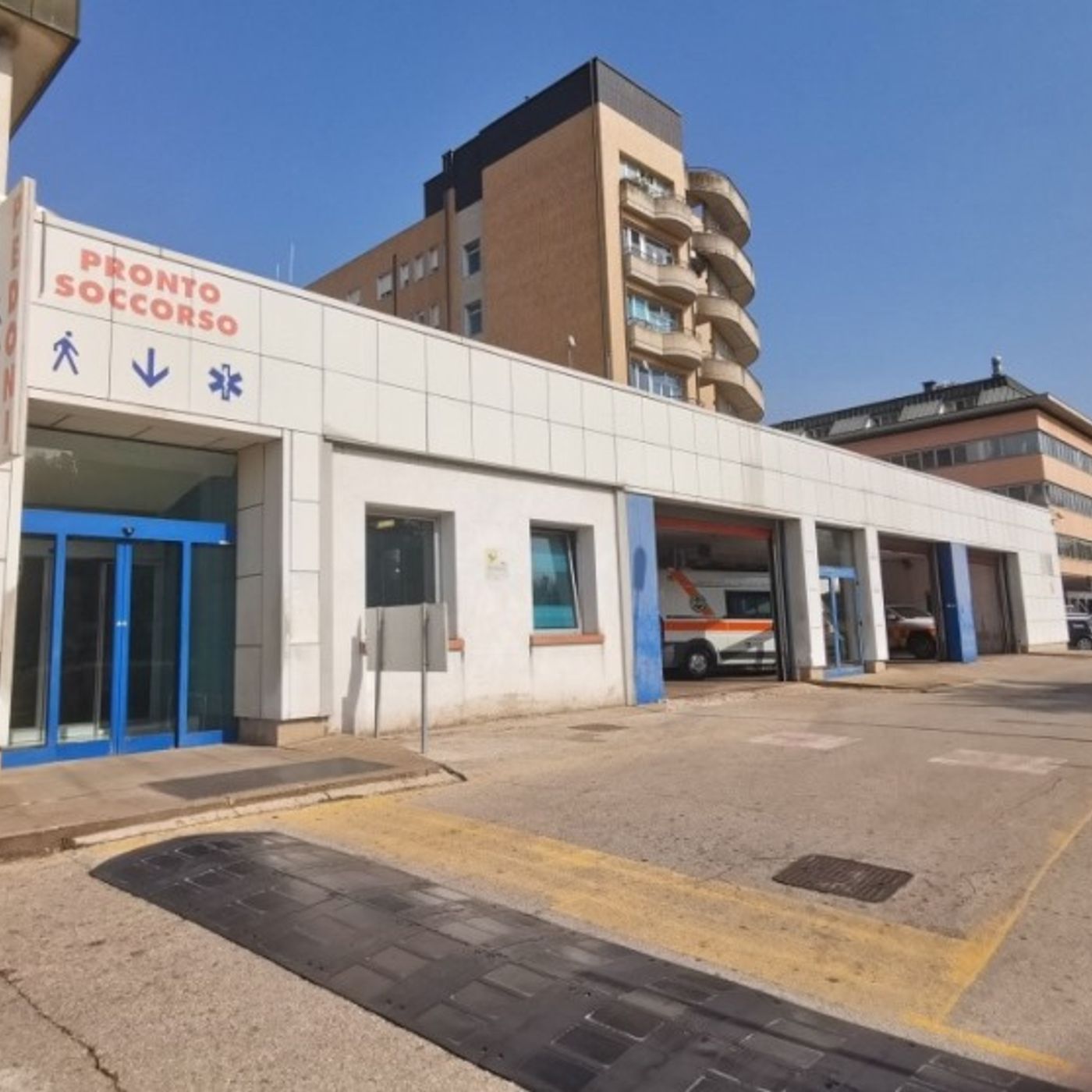 Gravissima una donna trovata in una pozza di sangue nel cortile di un condominio